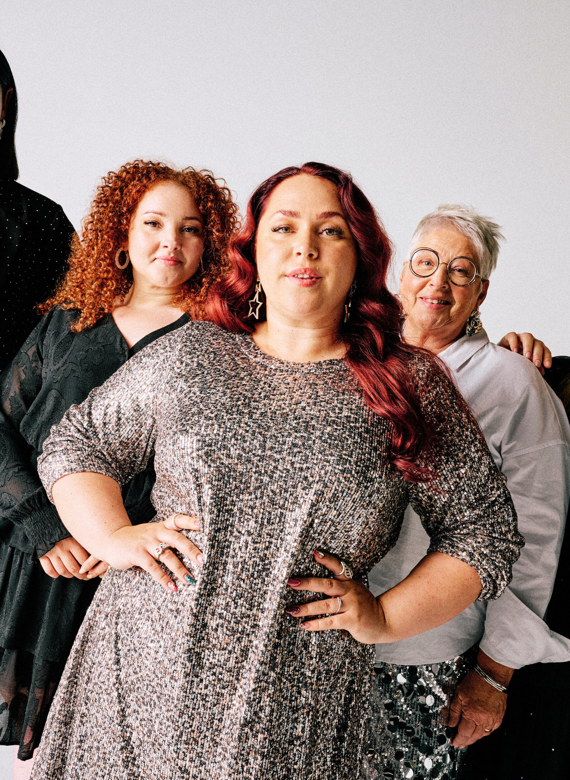 Zizzi Kurzes Paillettenkleid mit langen &Auml;rmeln, Braun, Image image number 0