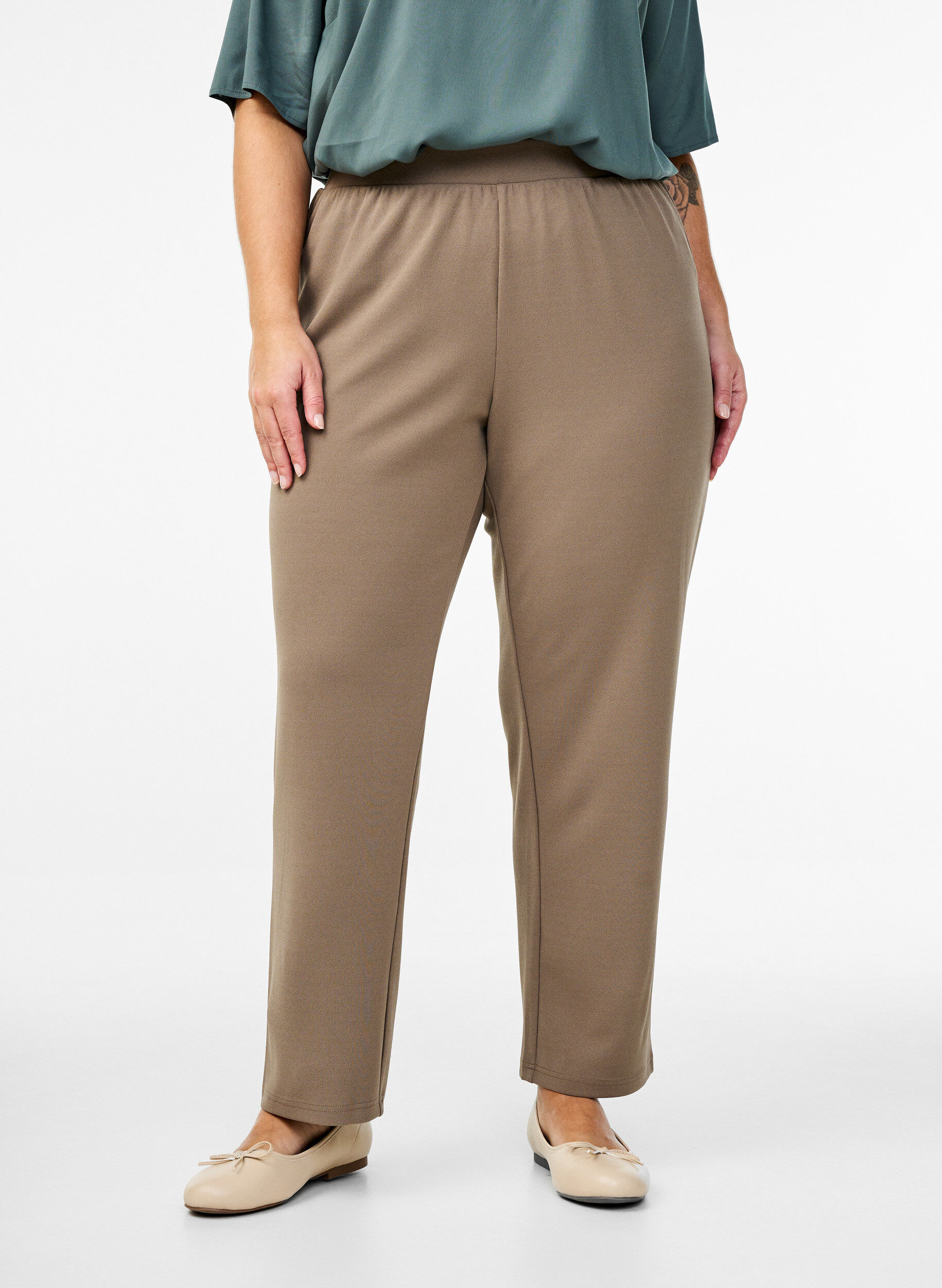 Zizzi Hose mit gerader Passform, Beige, Model image number 2