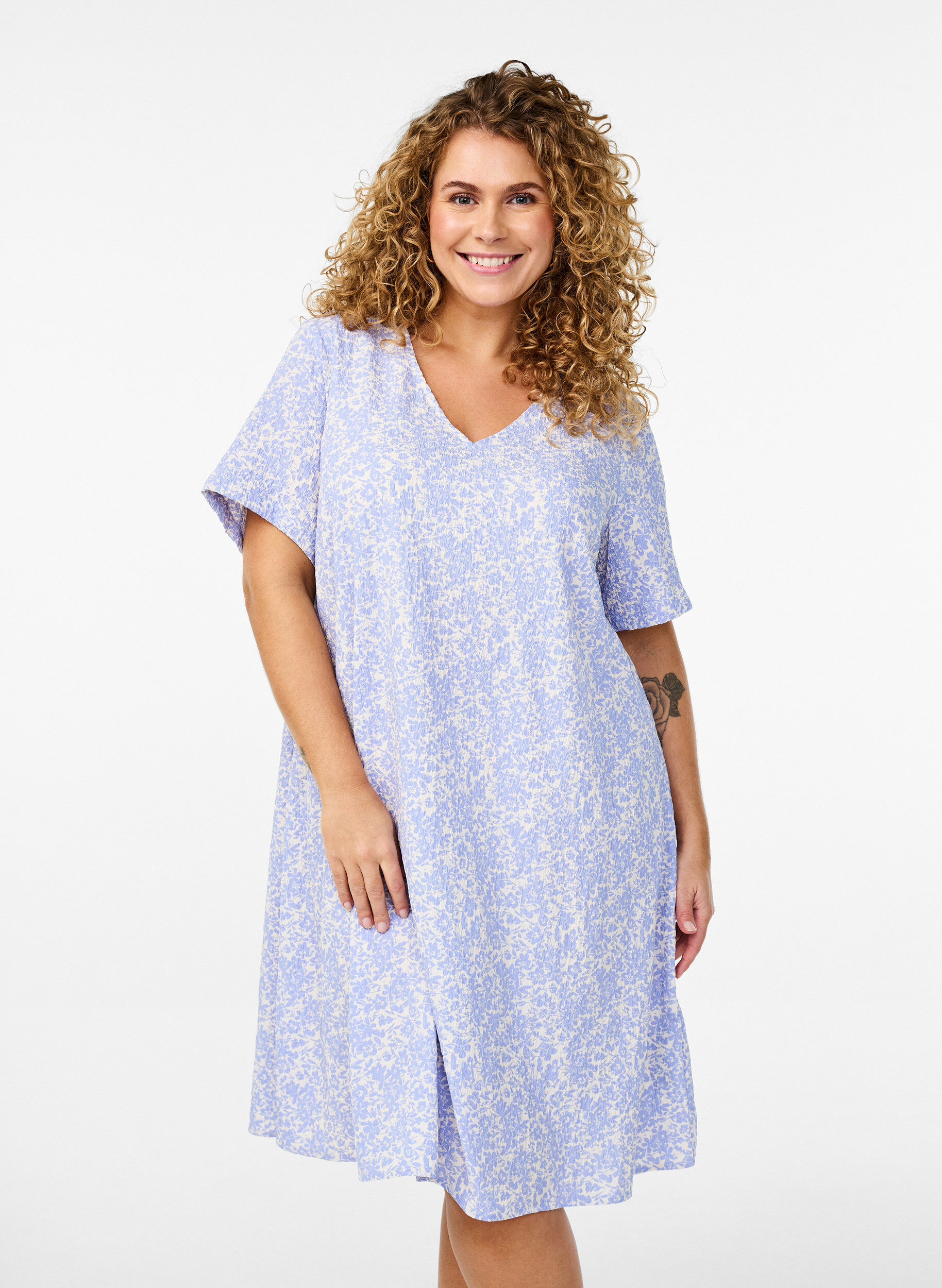 Zizzi FLASH - Kleid mit kurzen &Auml;rmeln und V-Ausschnitt, Blau, Model image number 0