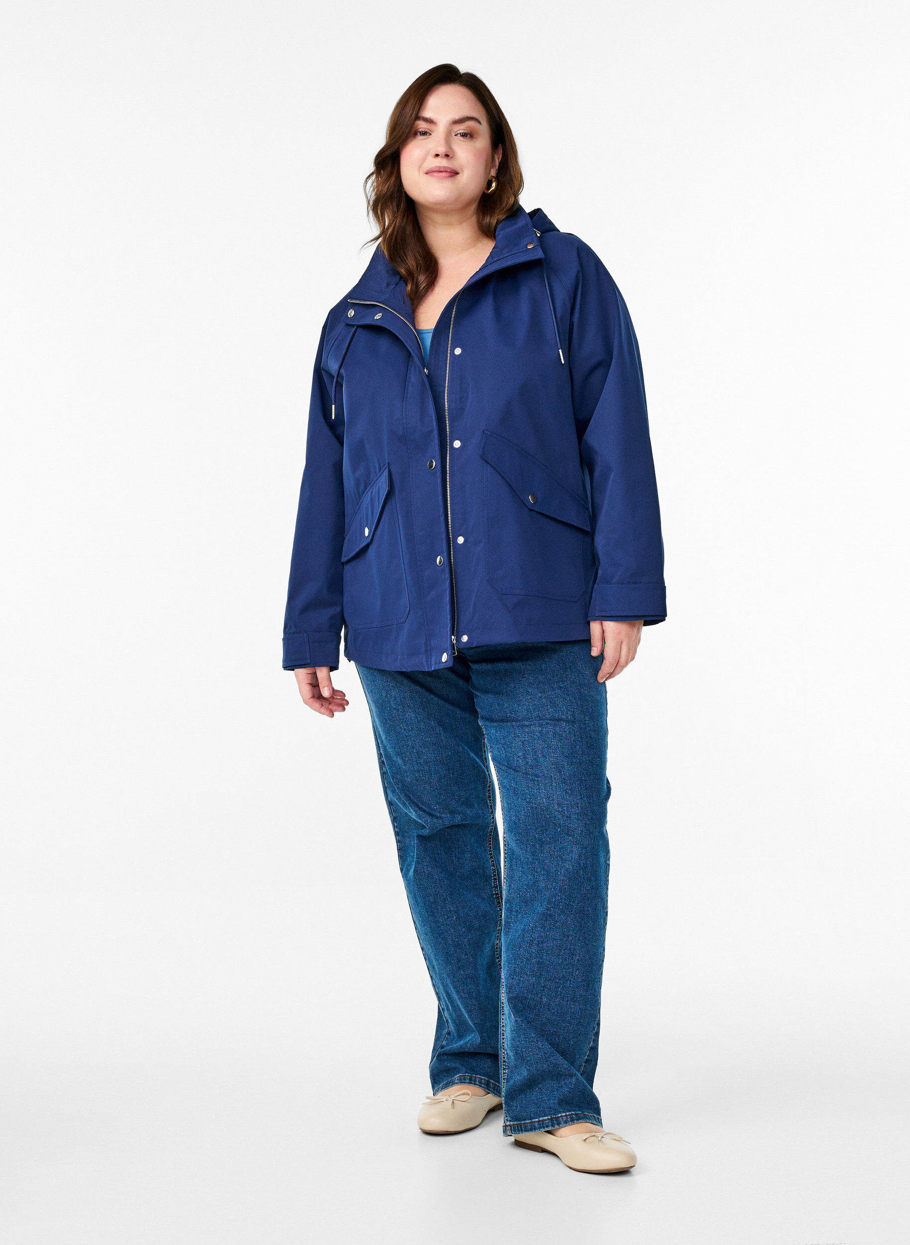 Zizzi Kurze Fr&uuml;hlingsjacke mit abnehmbarer Kapuze, Blau, Model image number 1