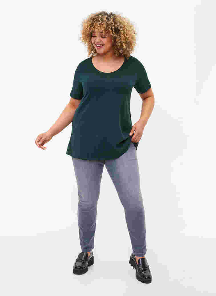 Einfarbiges basic T-Shirt aus Baumwolle, Scarab, Model image number 2