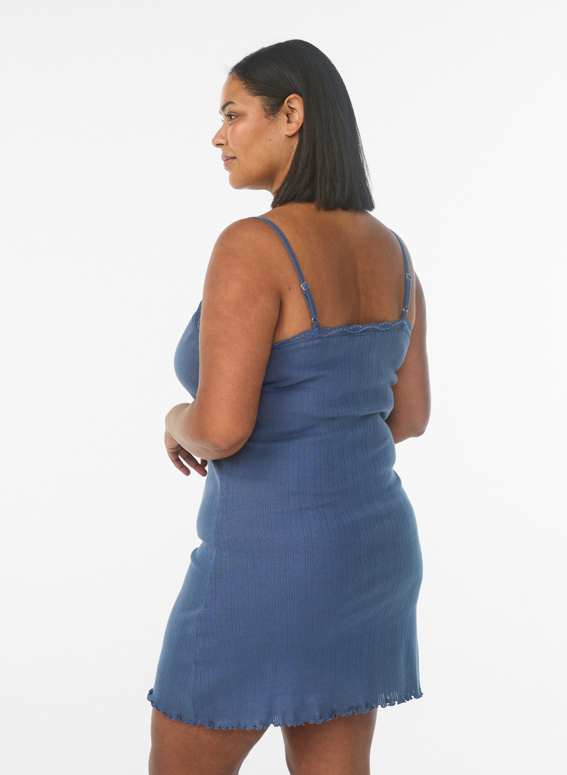 Zizzi Nachthemd mit d&uuml;nnen Tr&auml;gern und Strukturmuster, Blau, Model image number 2