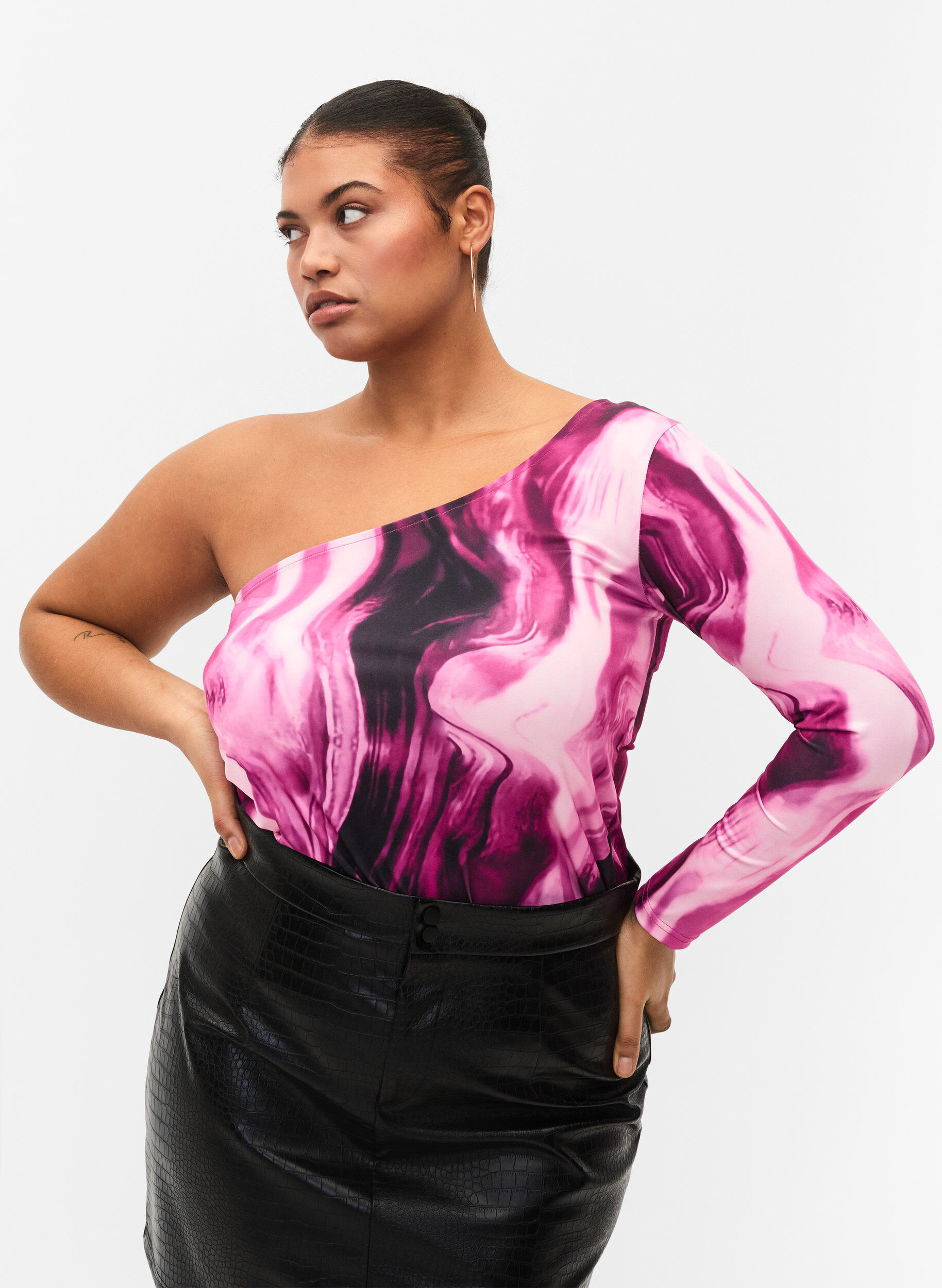 Zizzi One-Shoulder Bluse mit Print, Raspberry Rose AOP, Model image number 0