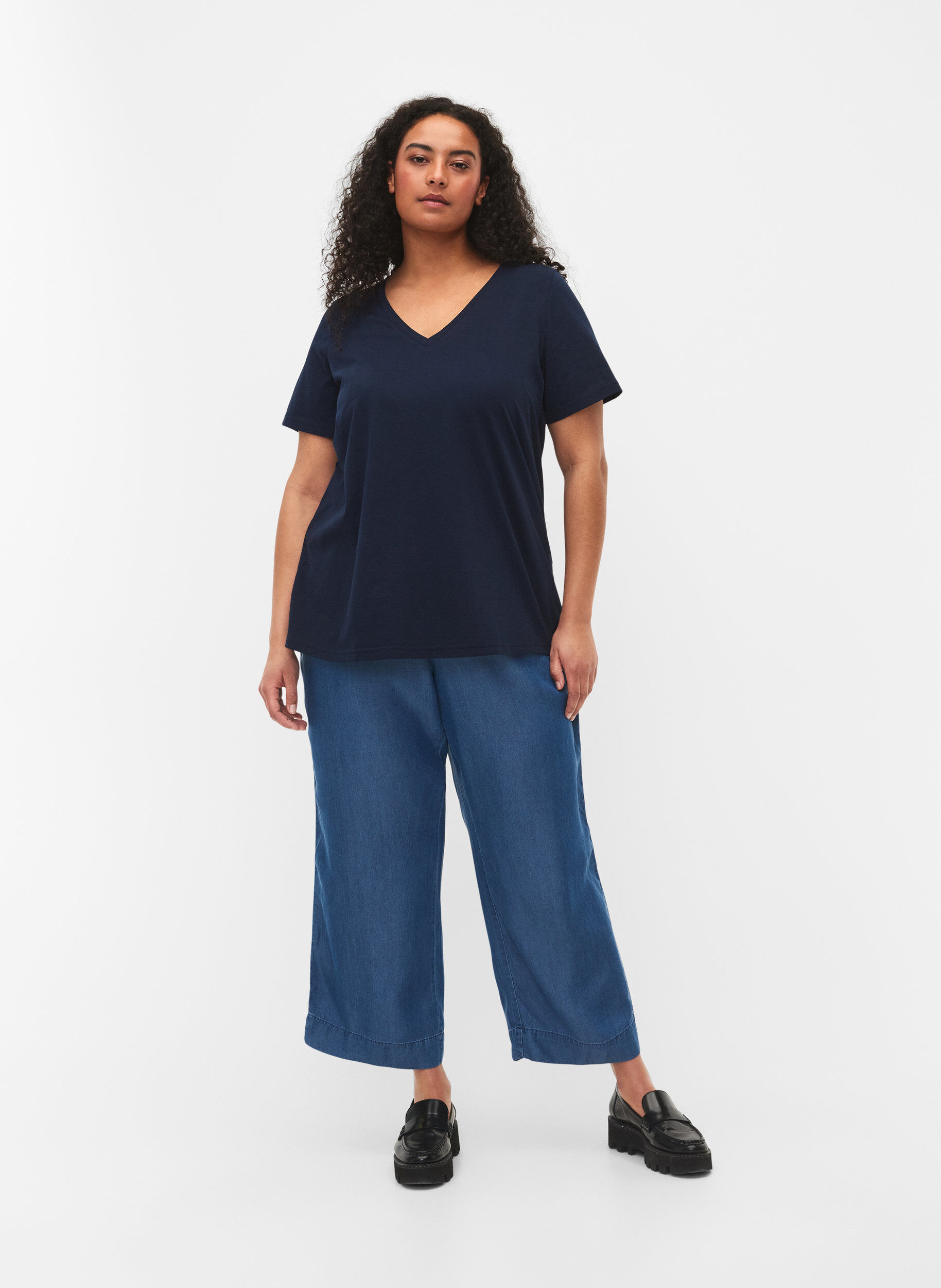 Zizzi Kurz&auml;rmeliges T-Shirt mit V-Ausschnitt, Blau, Model image number 1