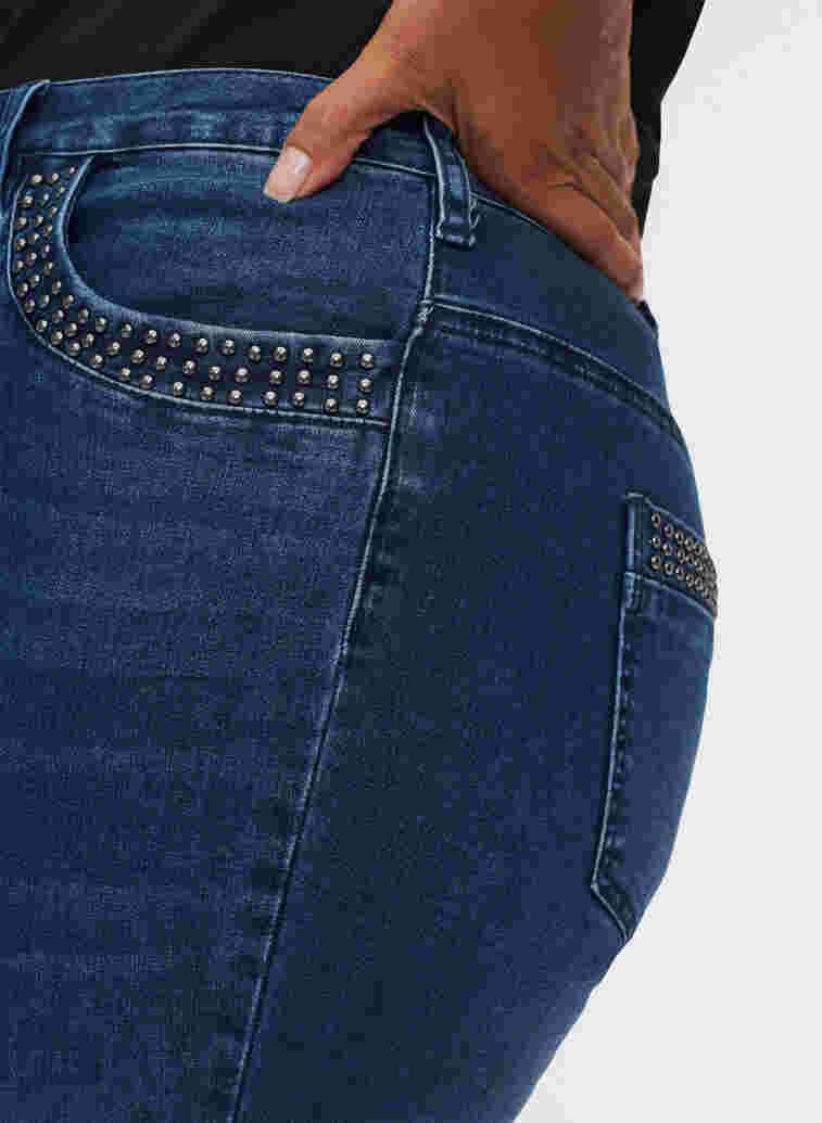 Nille Jeans mit hoher Taille und Nieten, Medium Blue denim, Model image number 2