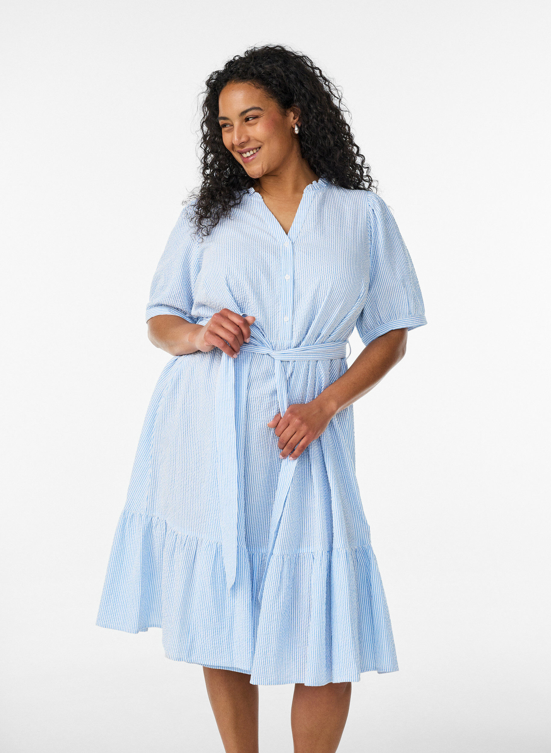 ZizziGestreiftes Midikleid aus Baumwolle mit einem Bindeg&uuml;rtel, Wei&szlig;, Model image number 0