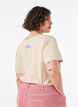 T-shirt aus Baumwolle mit Print, Beige, Model image number 2