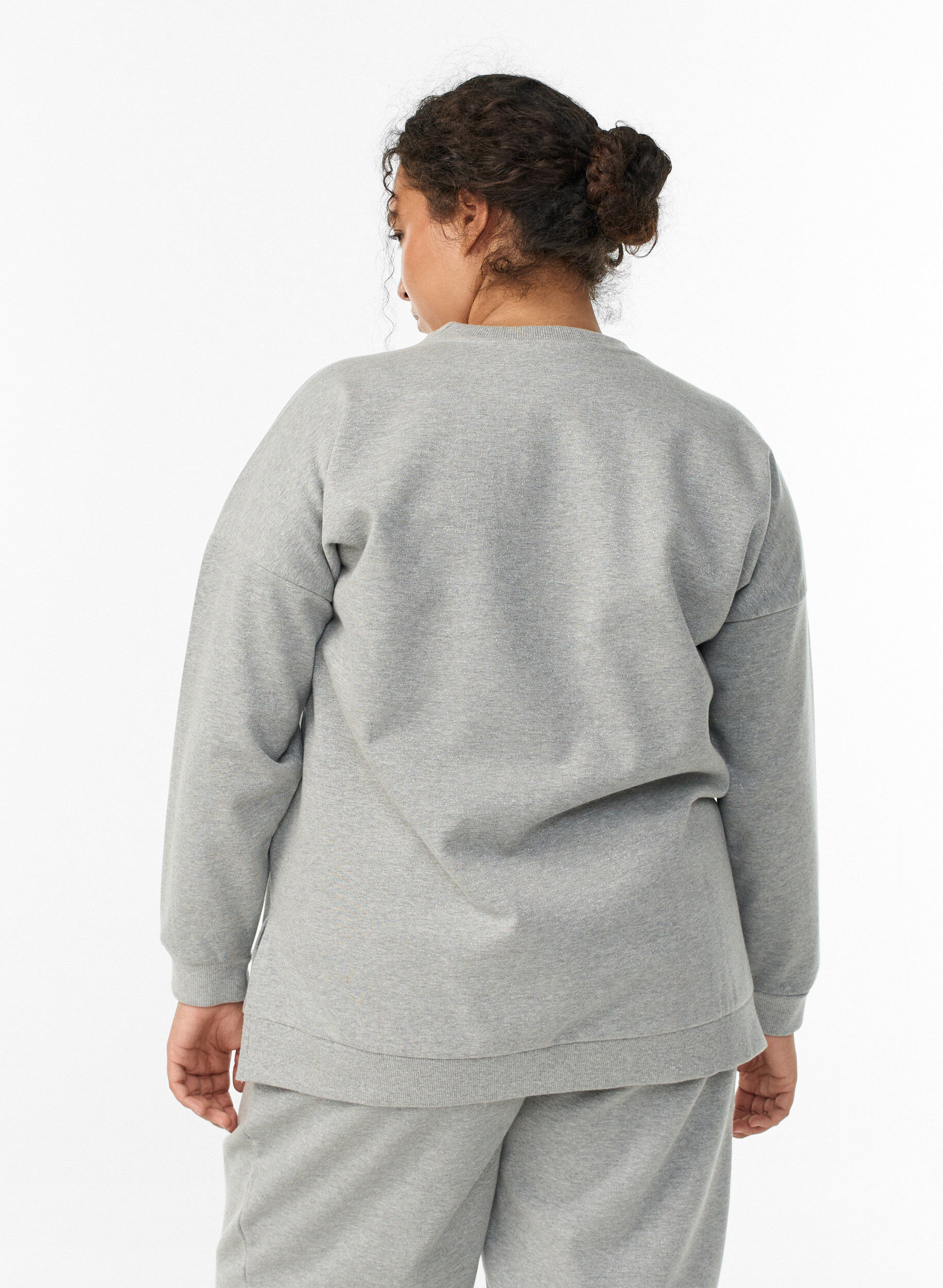 Zizzi Sweatshirt mit Schlitzen und Glitzerfaden, Grau, Model image number 2