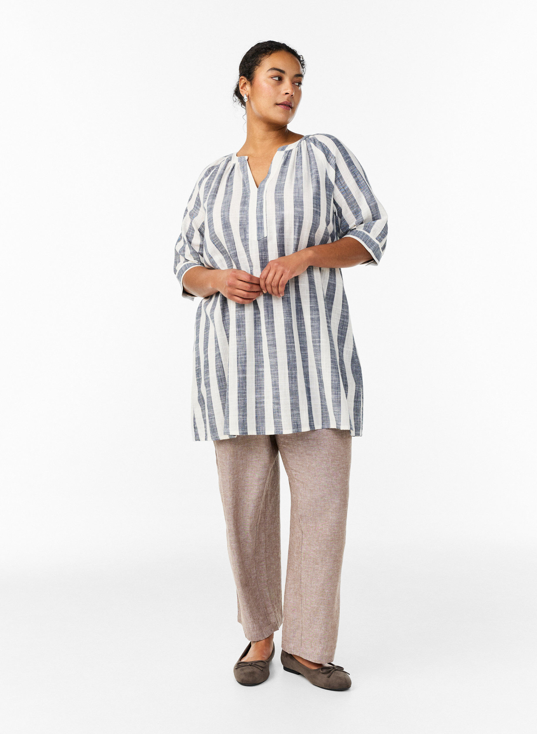 Zizzi Tunika aus Baumwolle mit V-Ausschnitt, Beige, Model image number 1