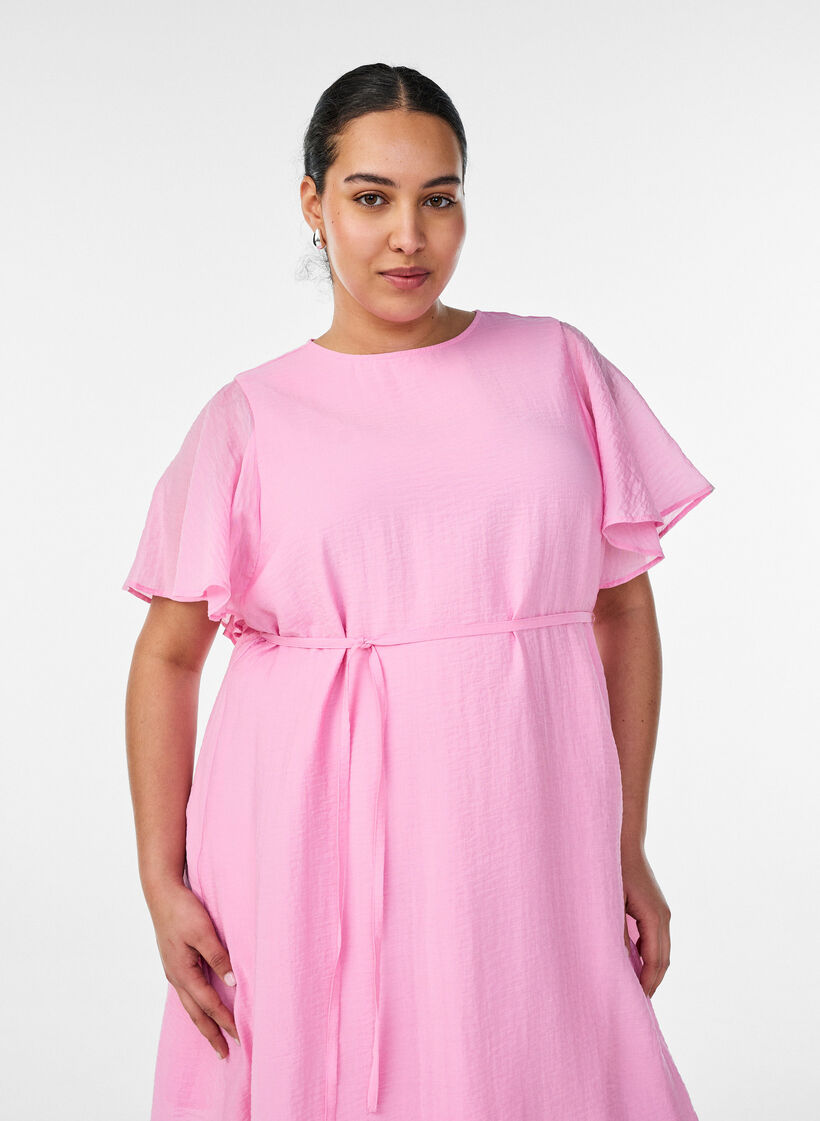 Kn&ouml;chellanges Kleid mit Fl&uuml;gel&auml;rmeln und Bindeg&uuml;rtel, Pink, Model