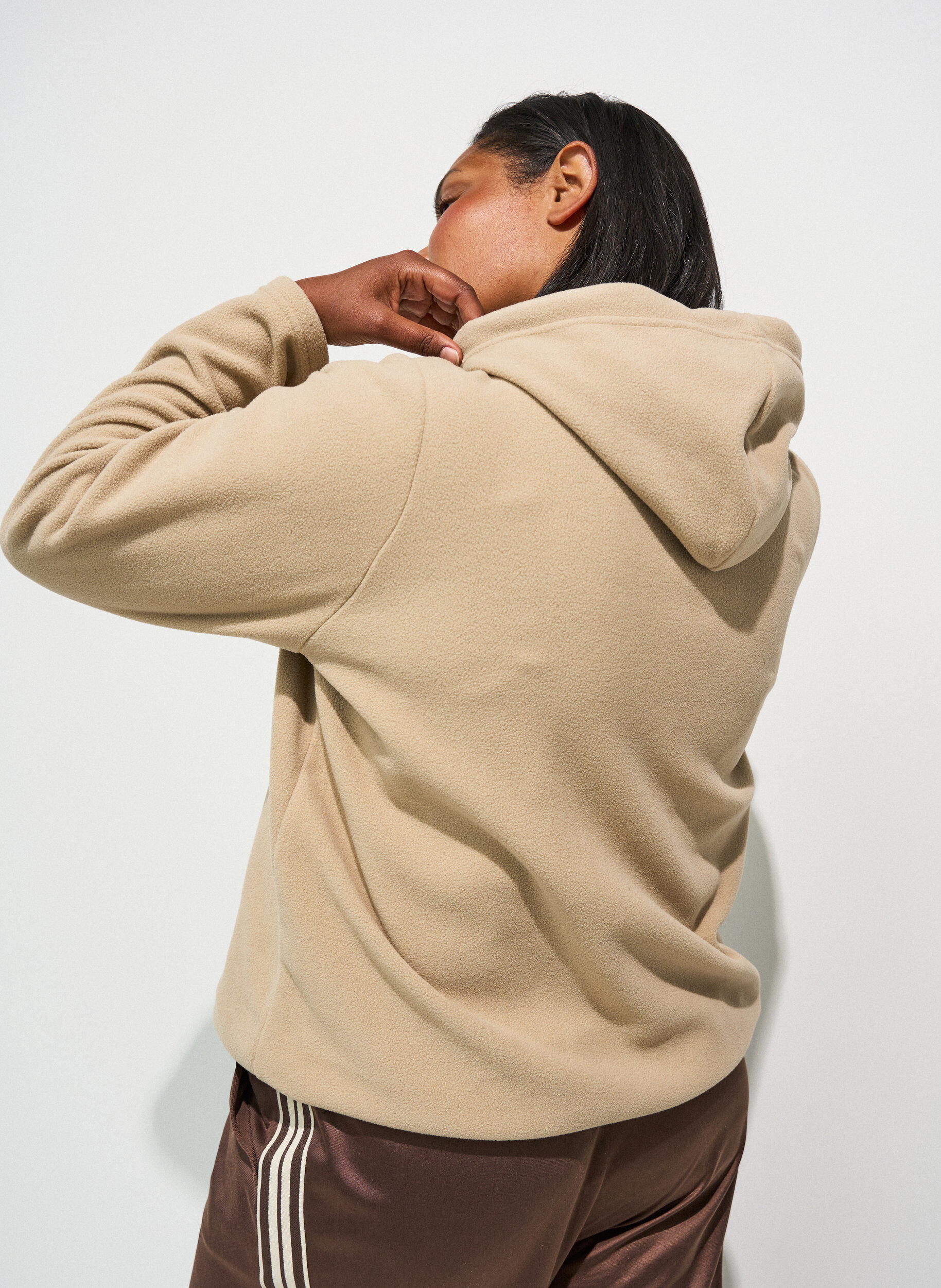 ZizziHoodie aus Fleece mit hohem Kragen und aufgesticktem Text, Beige, Model image number 1