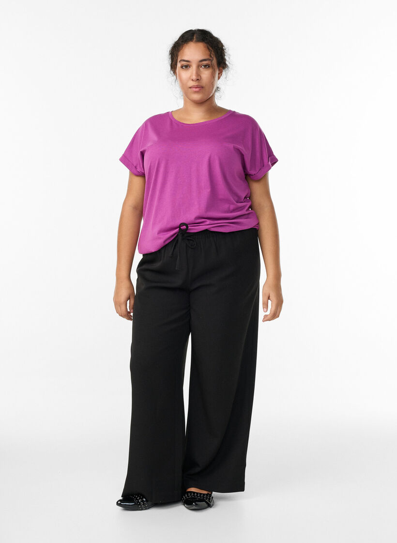 Kurz&auml;rmeliges T-Shirt aus einer Baumwollmischung, Lila, Model image number 1