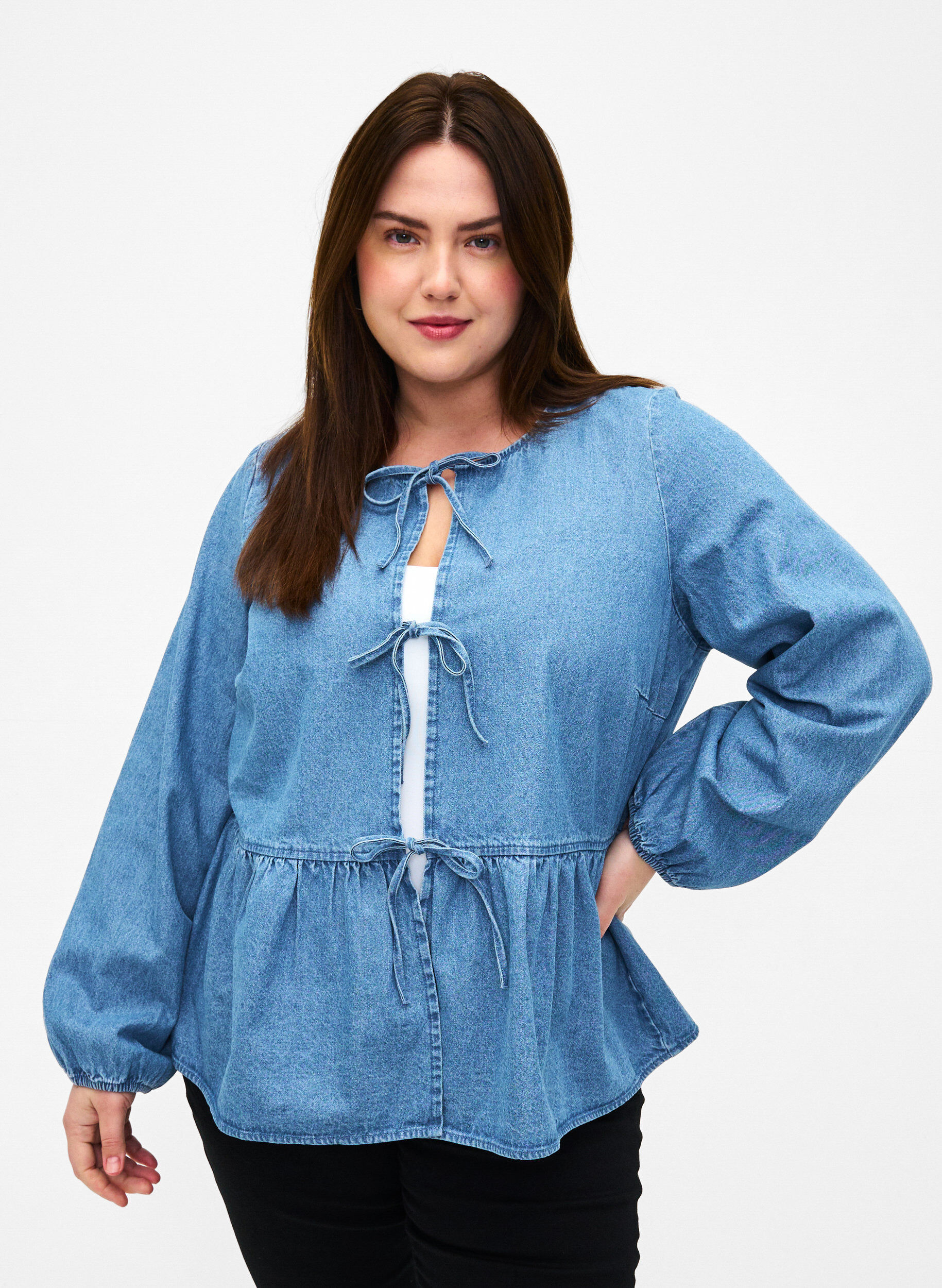 Zizzi Bluse aus Denim mit Sch&ouml;&szlig;chen und Bindeverschluss, Light Blue Denim, Model image number 0