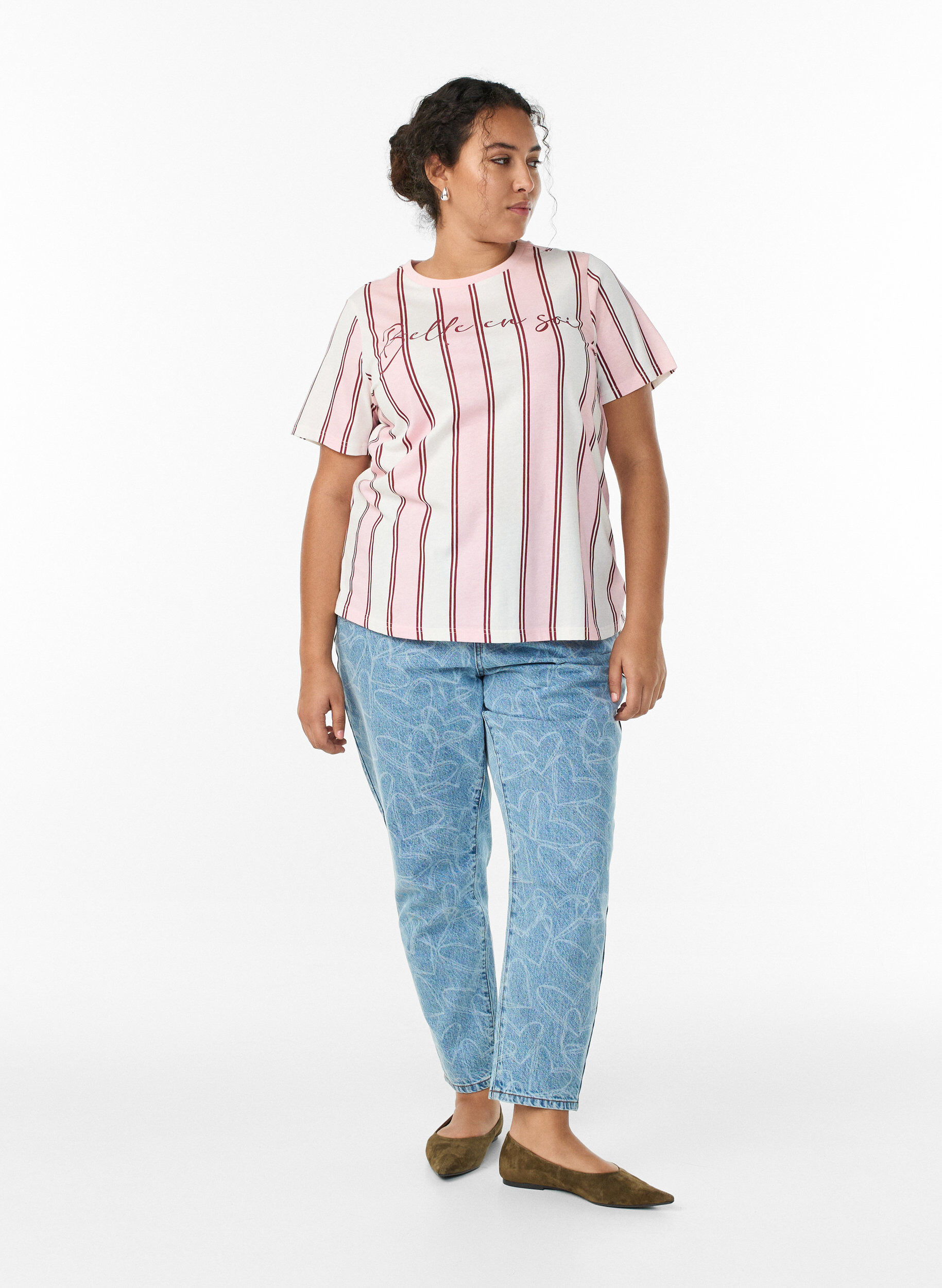 Zizzi T-Shirt mit Streifen und Textprint, Rot, Model image number 1