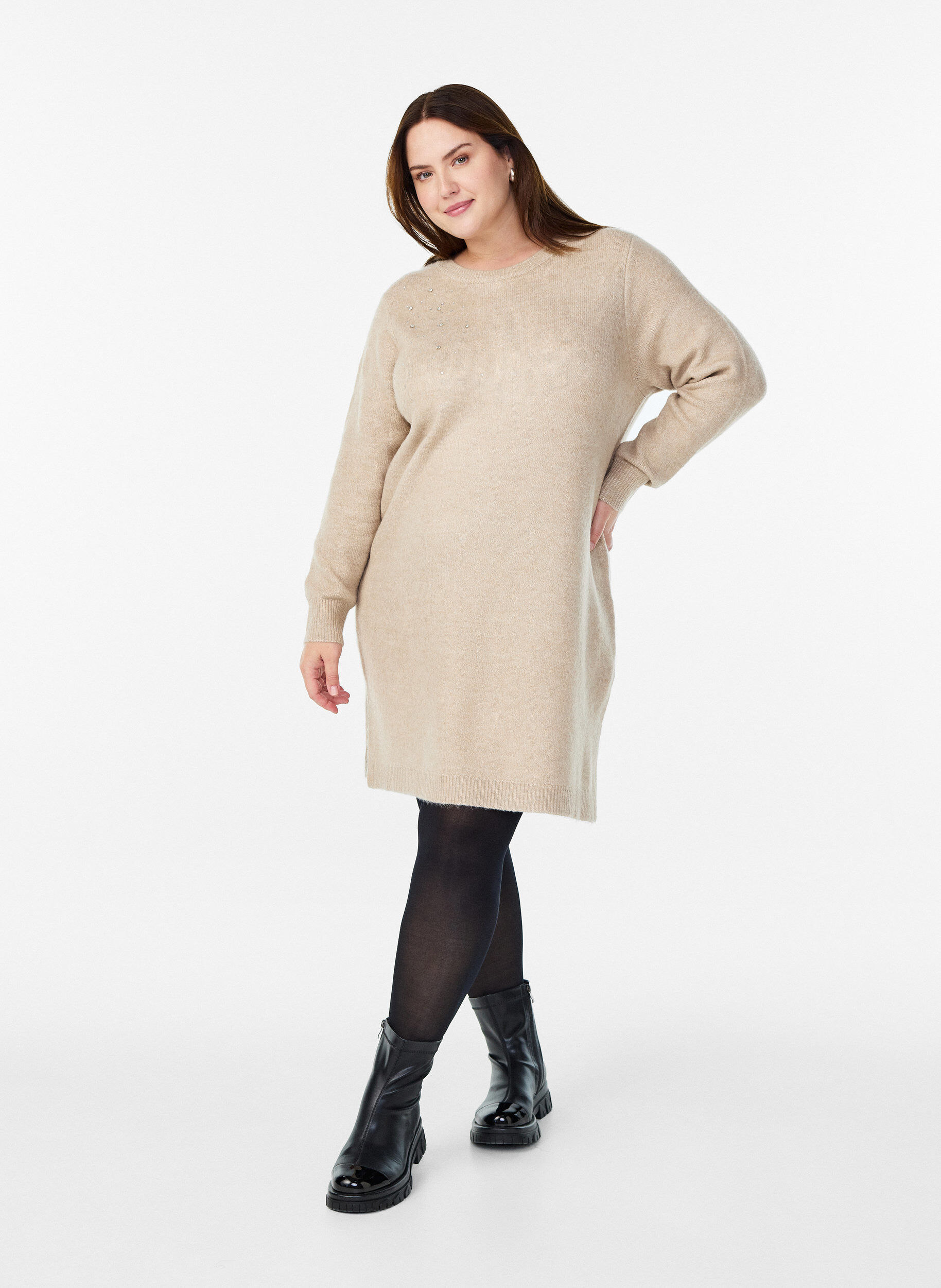 Zizzi Kurzes Strickkleid mit Strasssteinen, Beige, Model image number 1