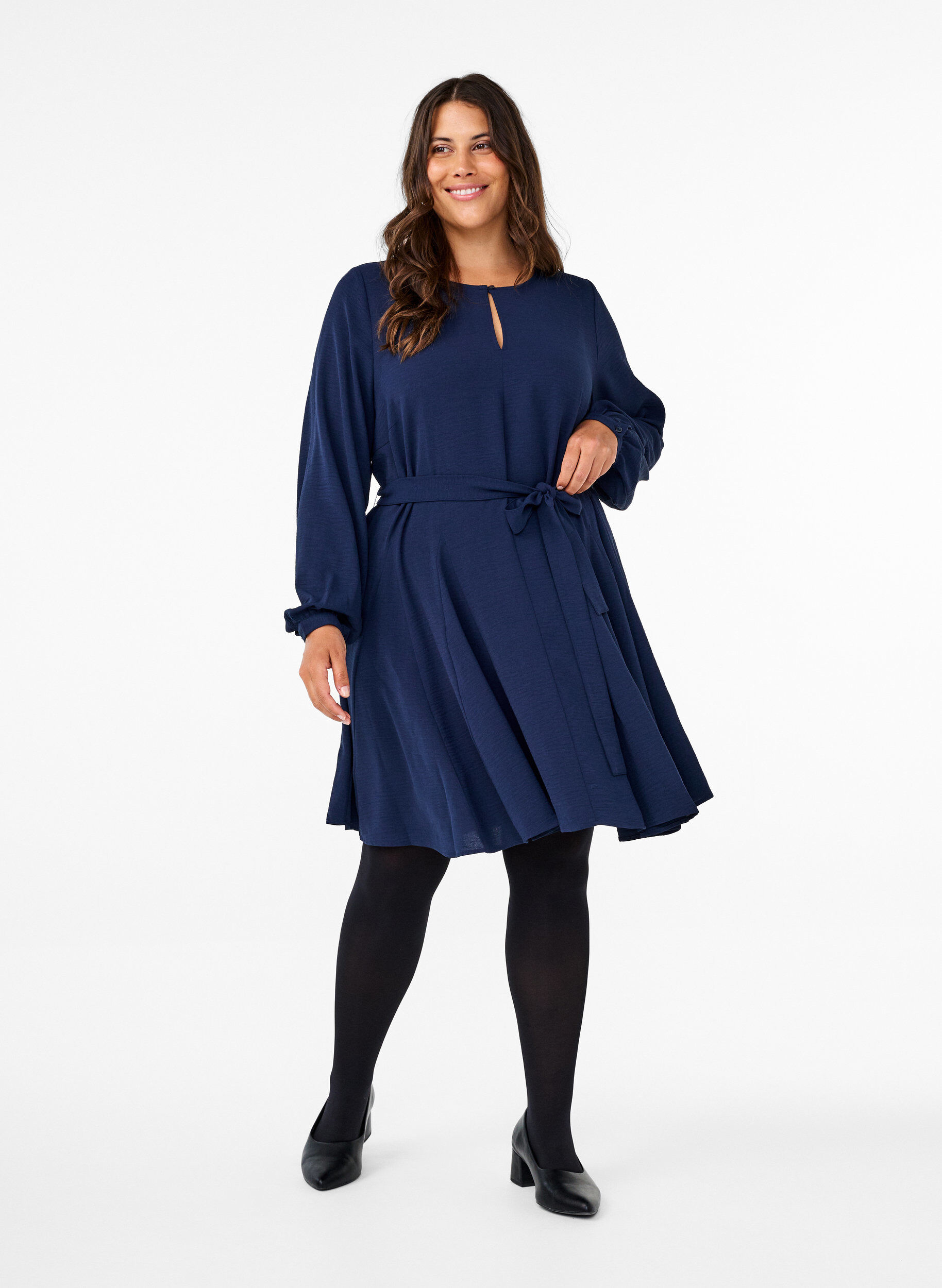 Zizzi Lang&auml;rmliges Kleid mit Bindeg&uuml;rtel, Navy Blazer, Model image number 2