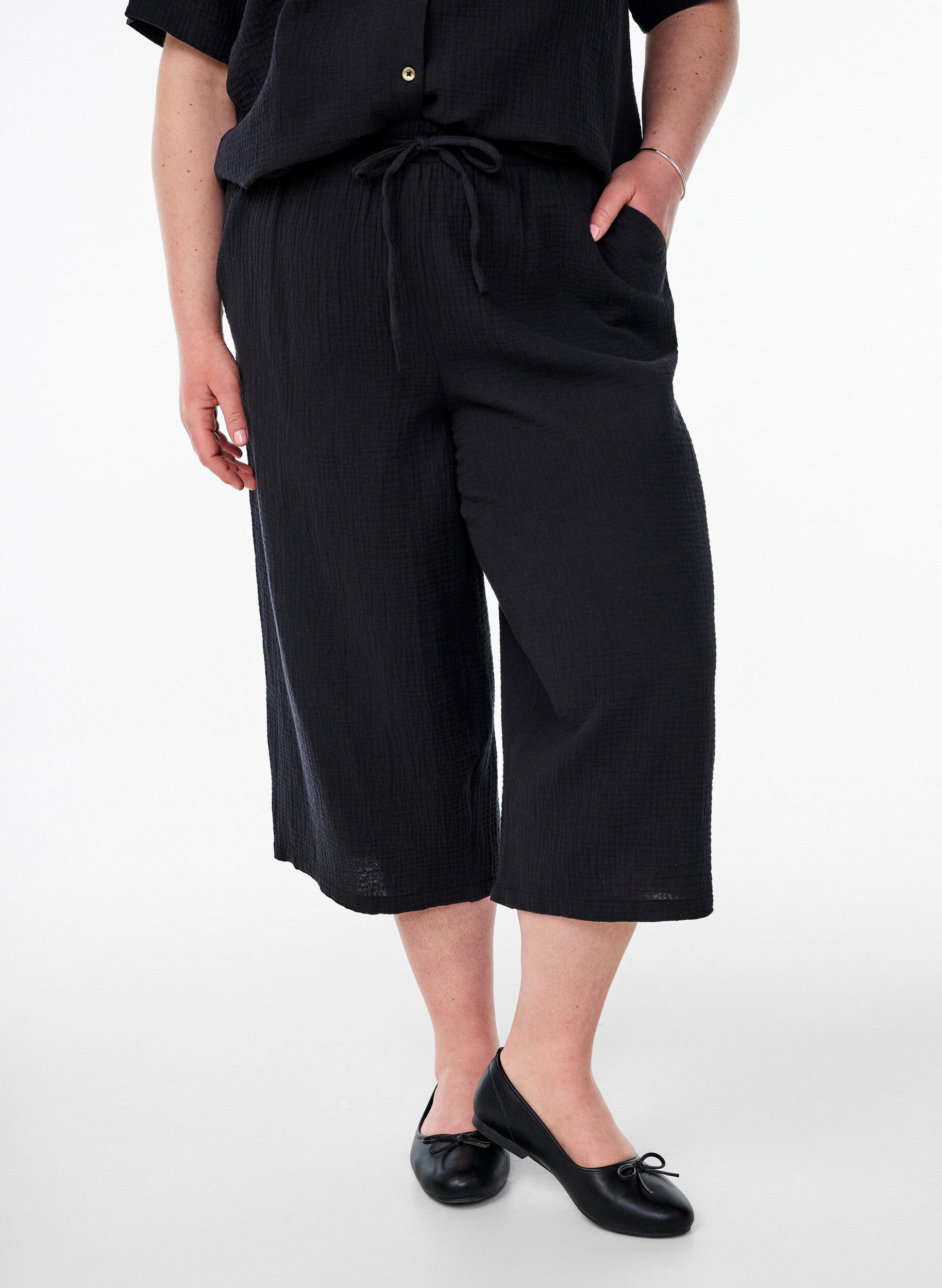 Zizzi Culotte-Hose aus Baumwollmusselin mit hohem Bund, Schwarz, Model image number 2