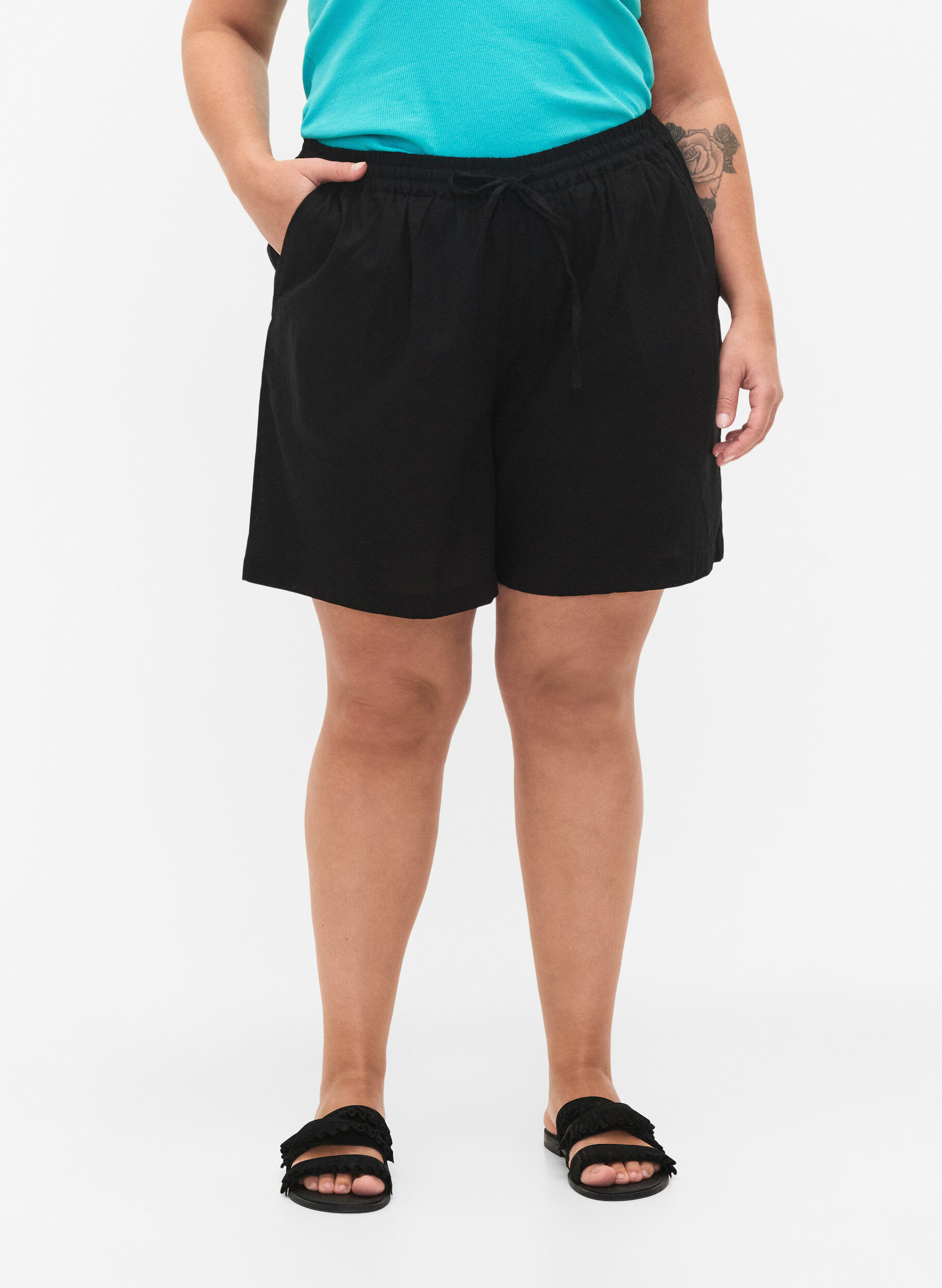 Zizzi Lockere Shorts aus einer Baumwollmischung mit Leinen, Black, Model image number 2