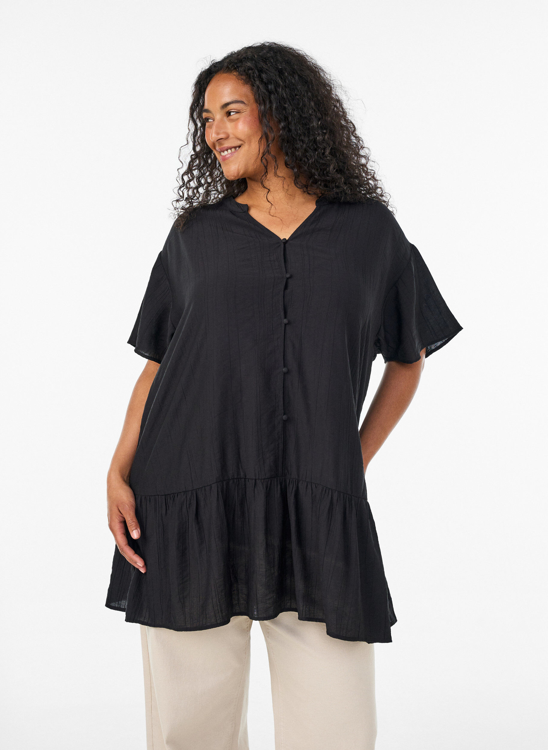 ZizziLockere Tunika mit gekr&auml;uselter Struktur und R&uuml;schensaum, Schwarz, Model image number 0