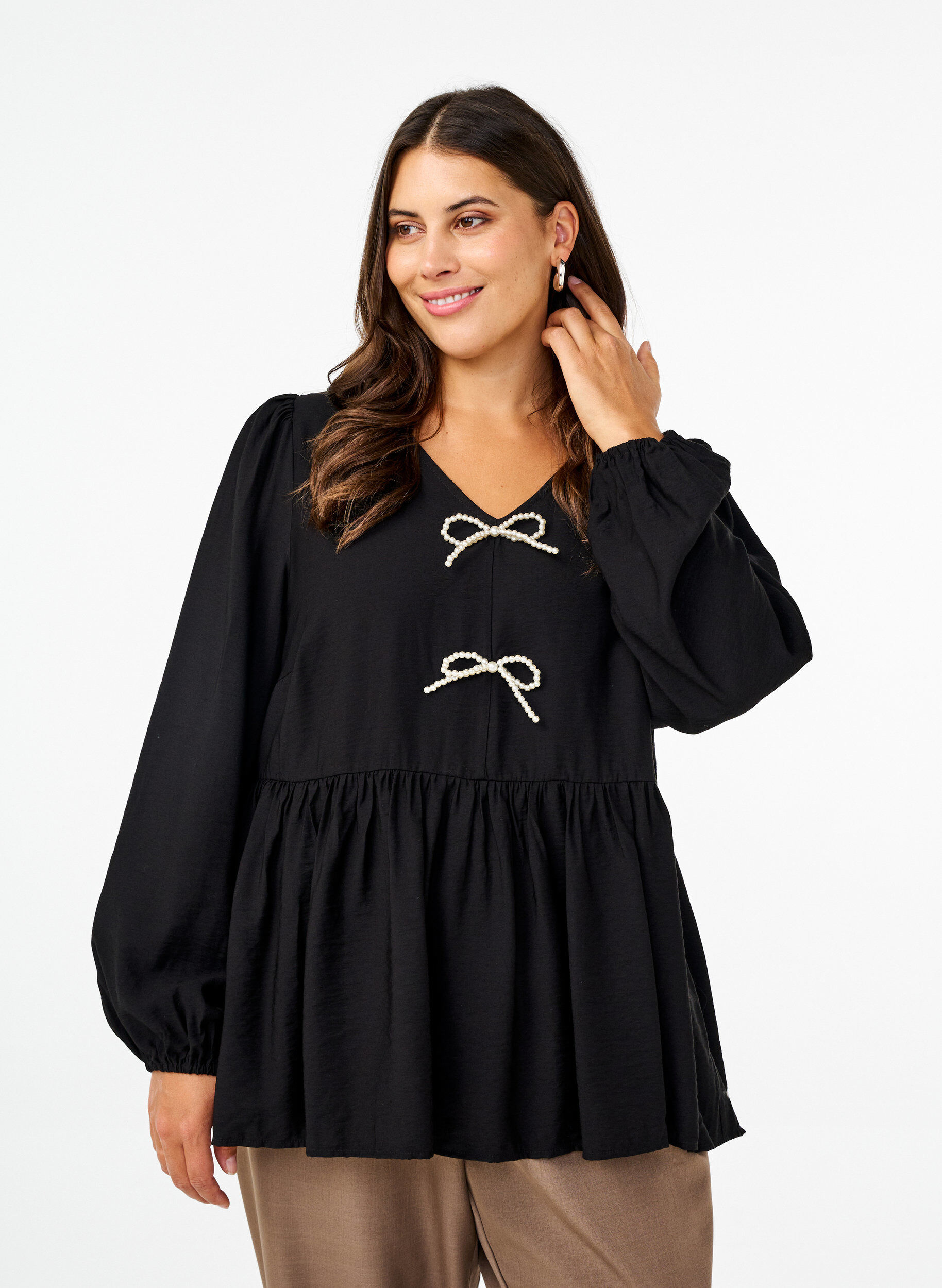 Zizzi Bluse mit Perlenschleifen und langen &Auml;rmeln, Black, Model image number 0