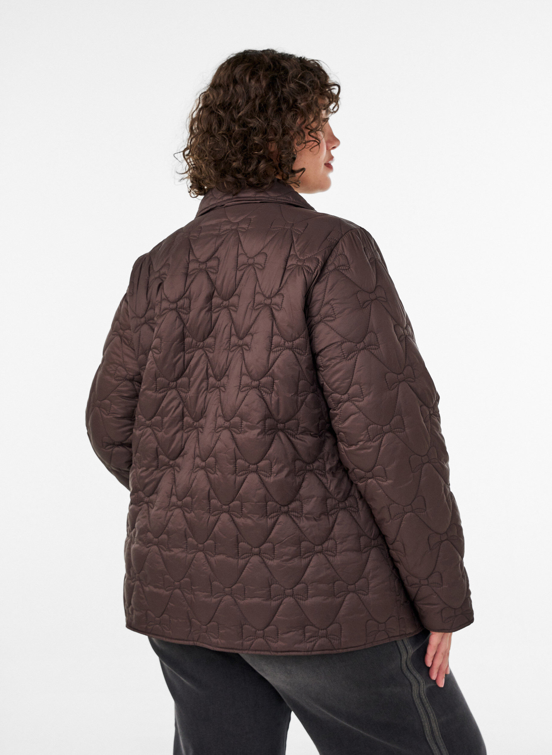 ZizziLeicht wattierte Jacke mit dekorativer Steppung, Braun, Model image number 2