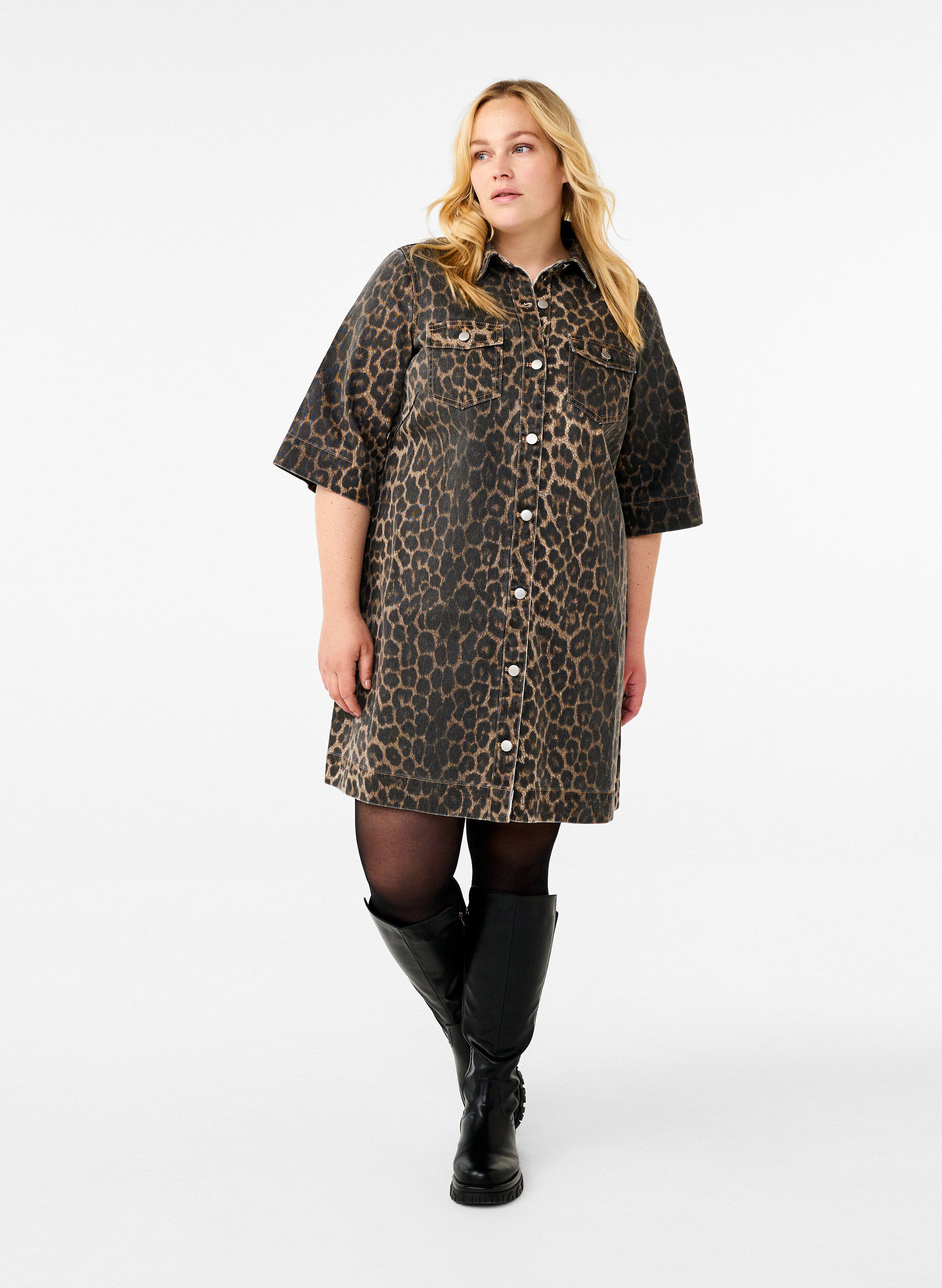 Zizzi Kurz&auml;rmliges Denim-Kleid mit Leopardenprint, LEO AOP, Model image number 2