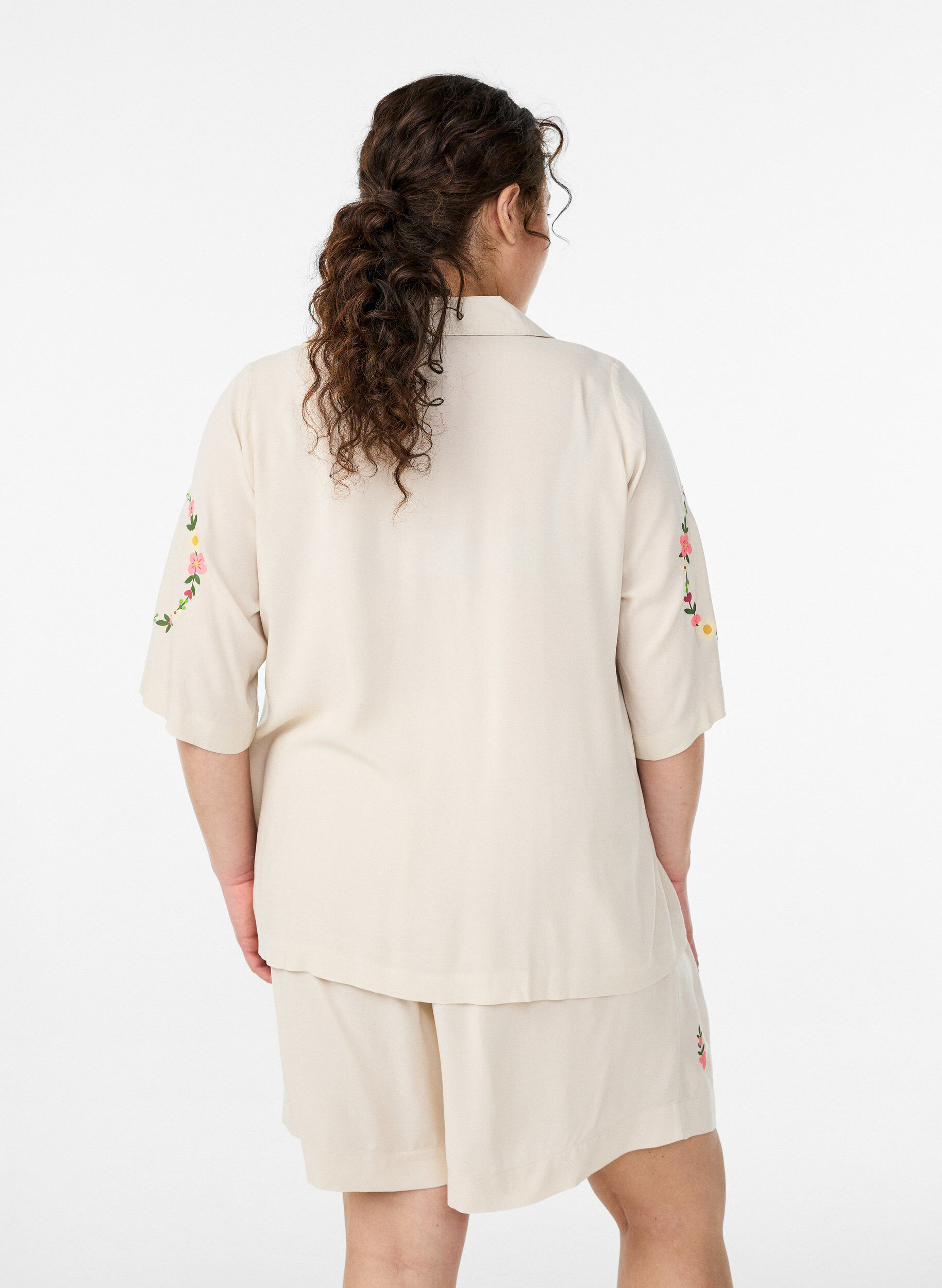 Zizzi Lockere Pyjamashorts aus Viskose mit hoher Taille, Beige, Model image number 2