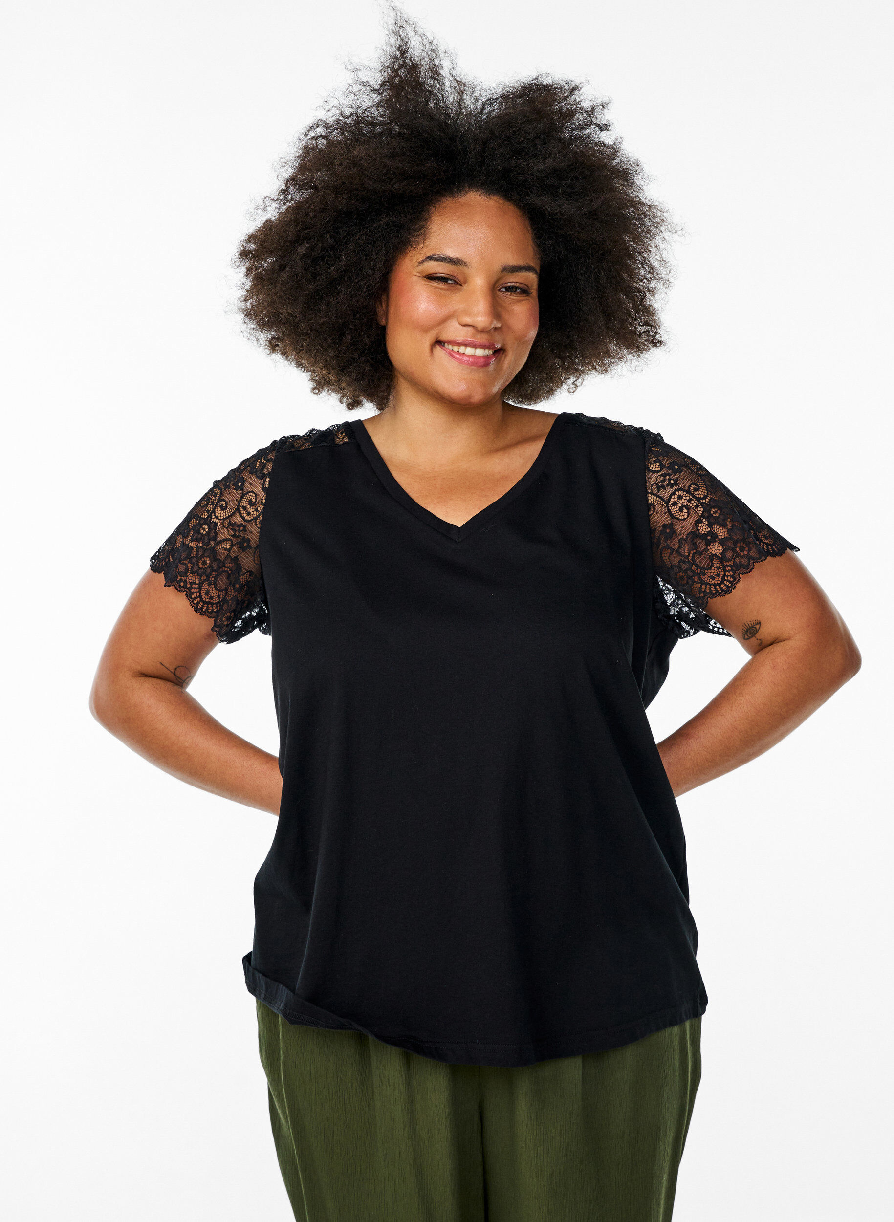 Zizzi T-Shirt aus Baumwolle mit kurze Spitzen&auml;rmeln, Schwarz, Model image number 0
