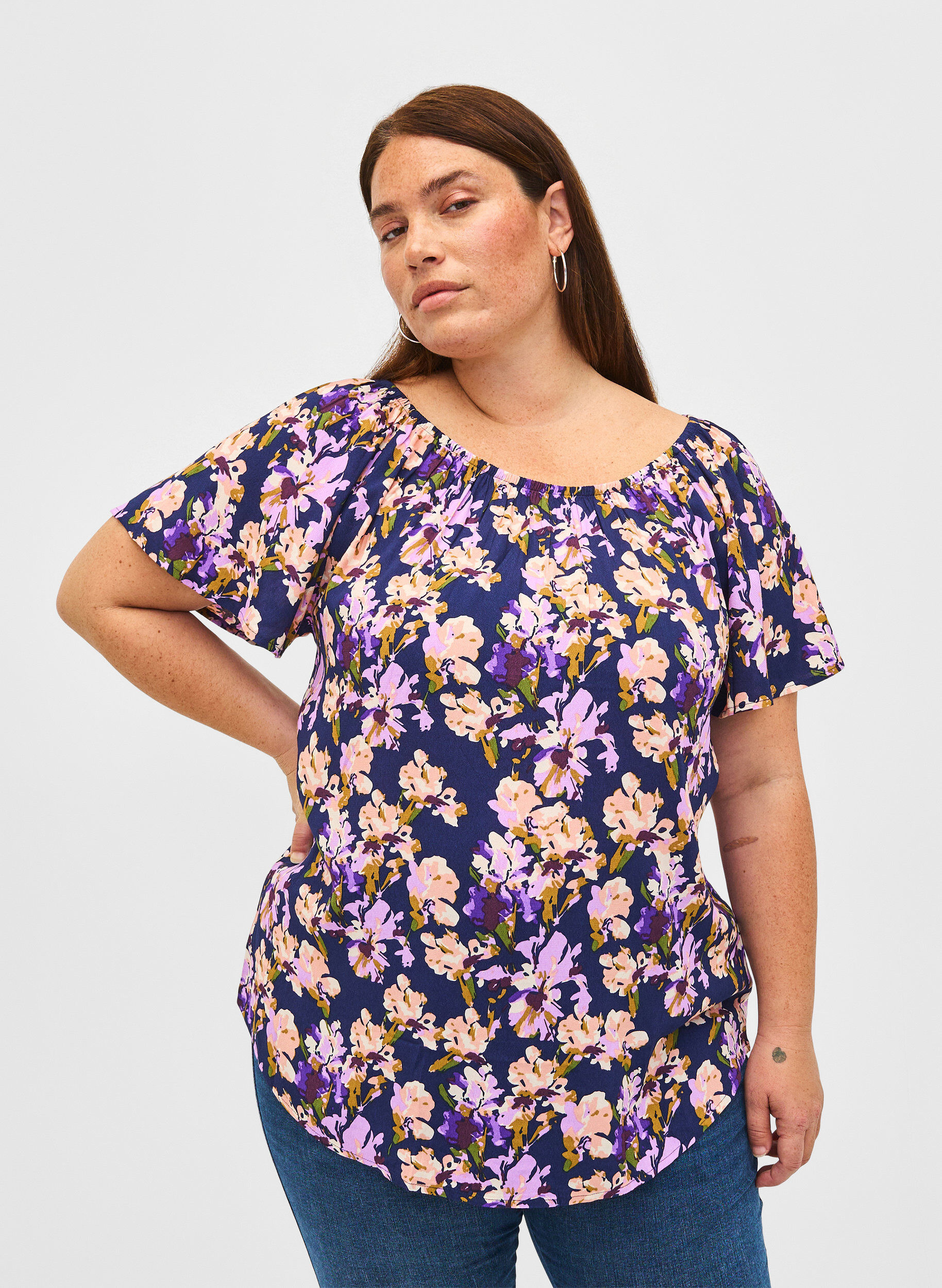 Zizzi Bluse aus Viskose mit Blumenmuster und kurzen &Auml;rmeln, Small Flower AOP, Model image number 0
