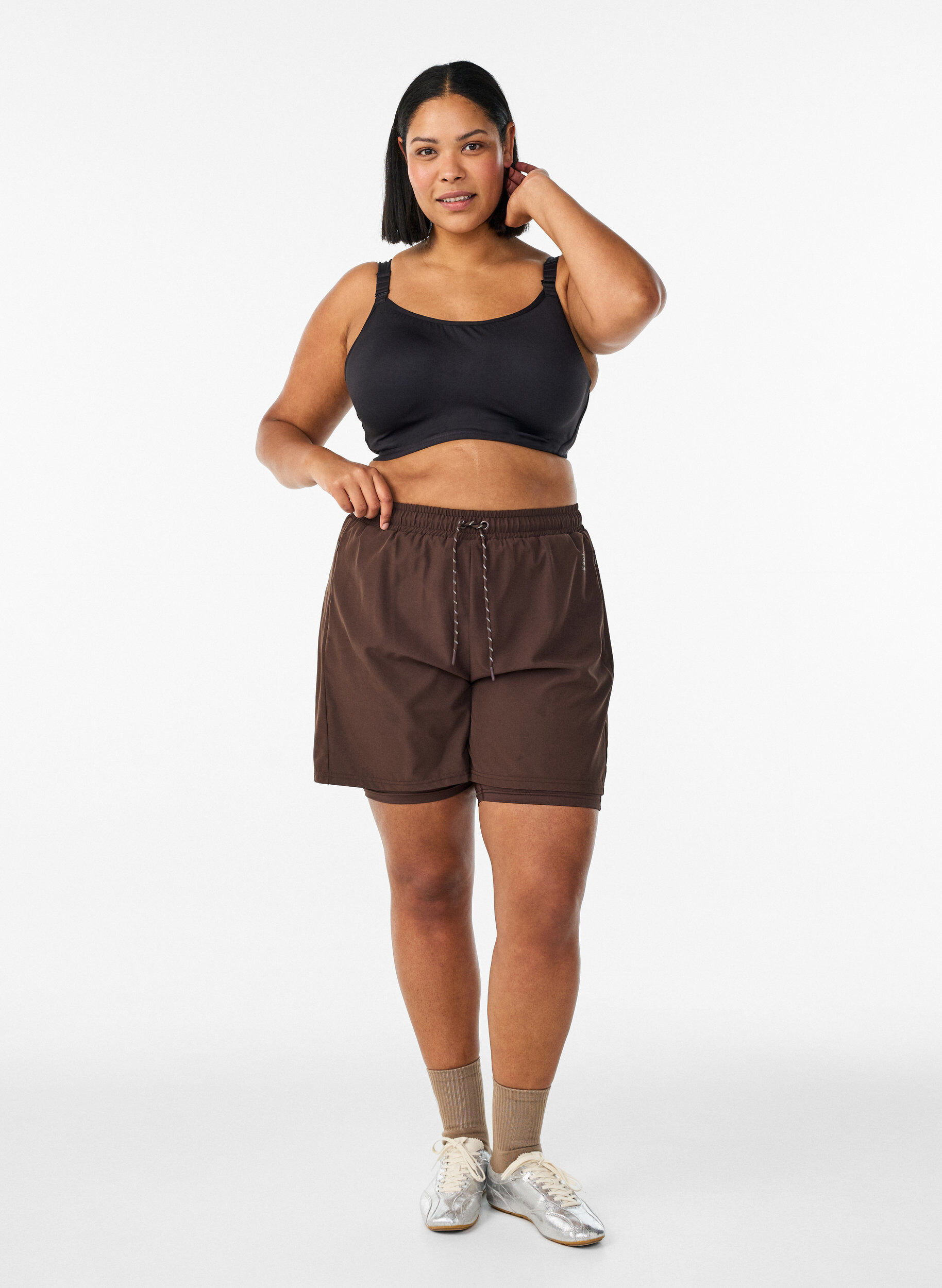 ZizziSport-BH f&uuml;r starken Halt mit B&uuml;gel und gepolsterten Tr&auml;gern, Schwarz, Model image number 1