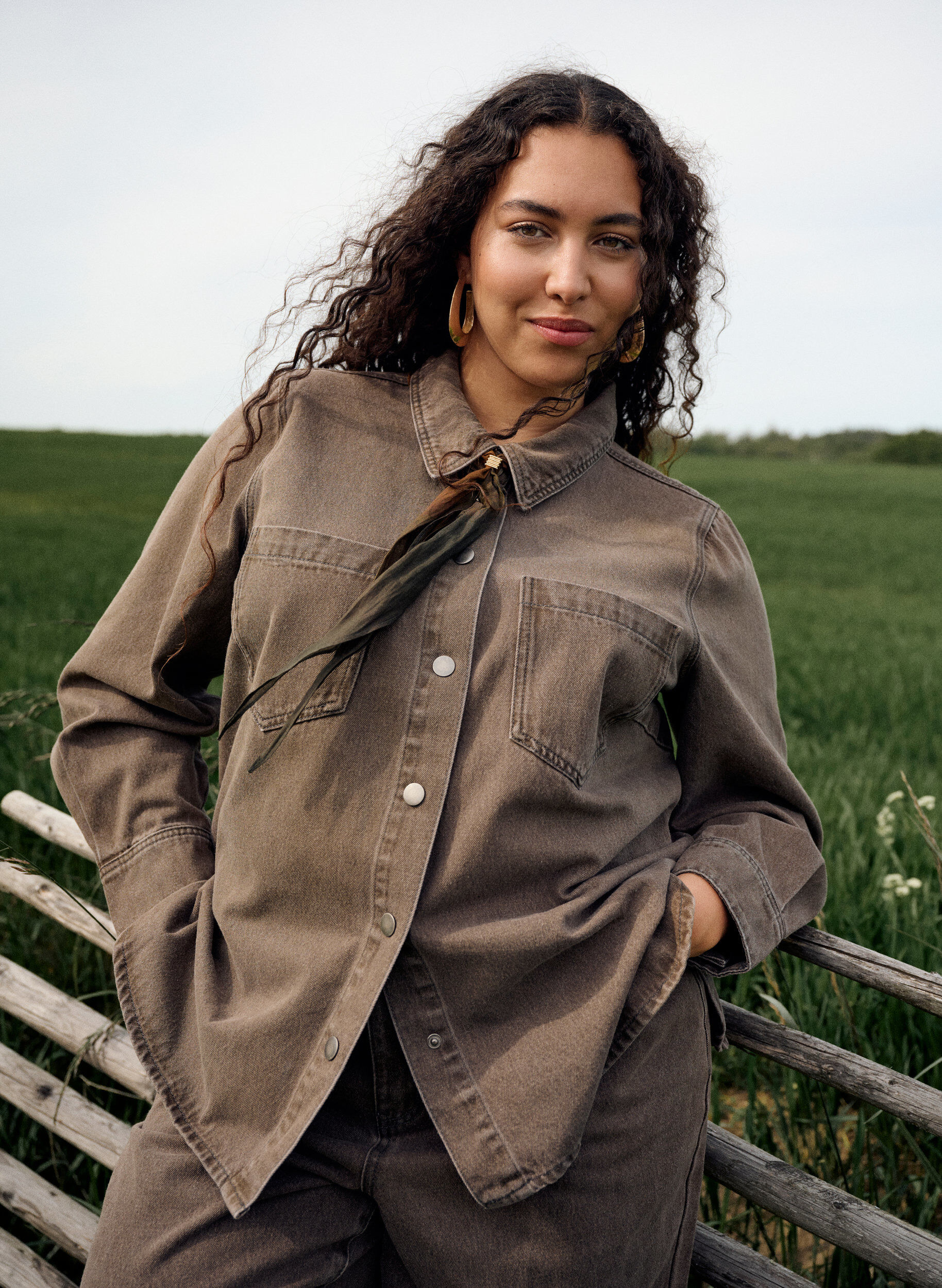 Zizzi Farbige Jeansbluse mit Brusttaschen, Braun, Image image number 0