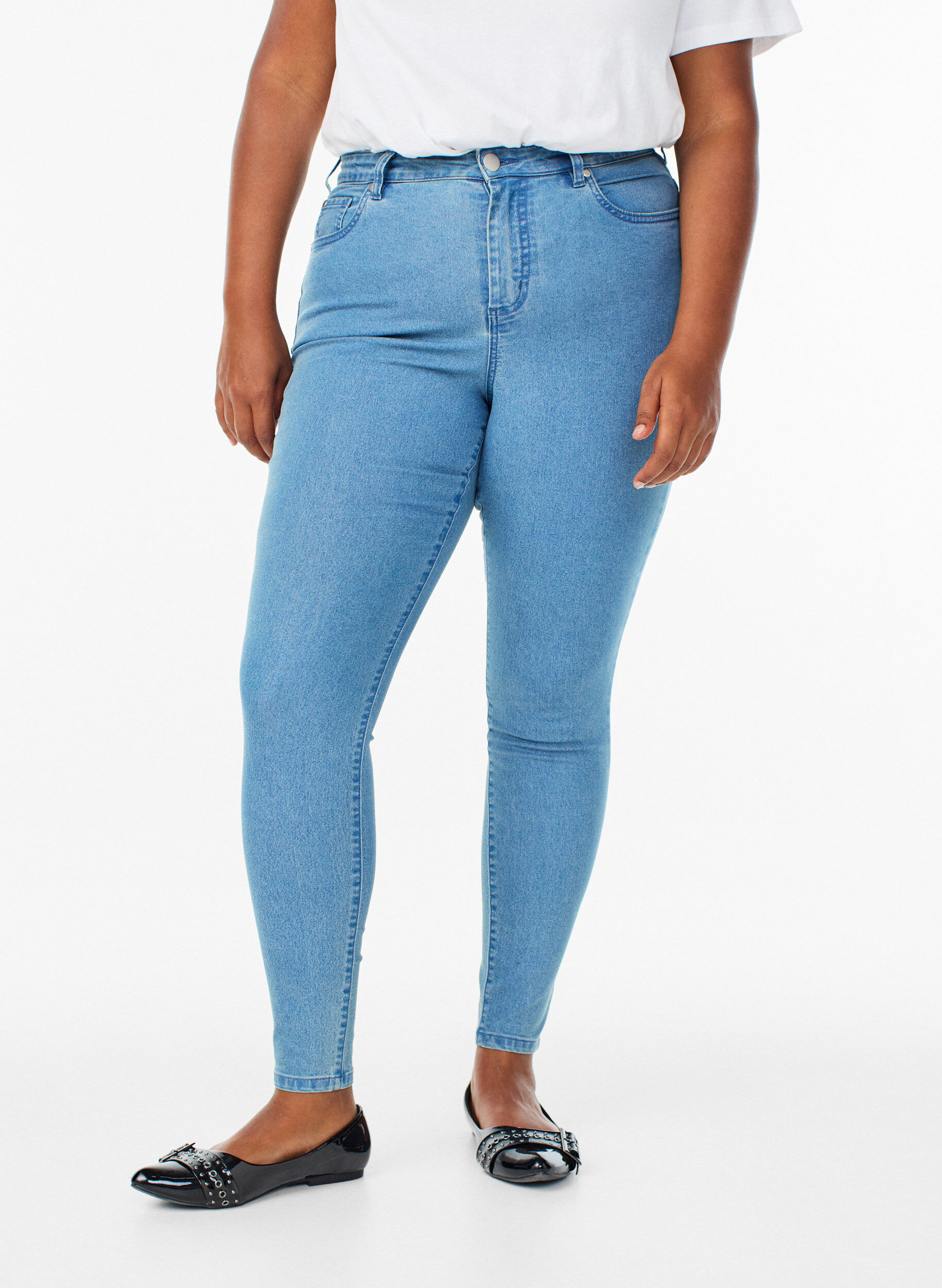 Zizzi Amy Super Slim Fit Jeans mit hoher Taille, Blau, Model image number 2