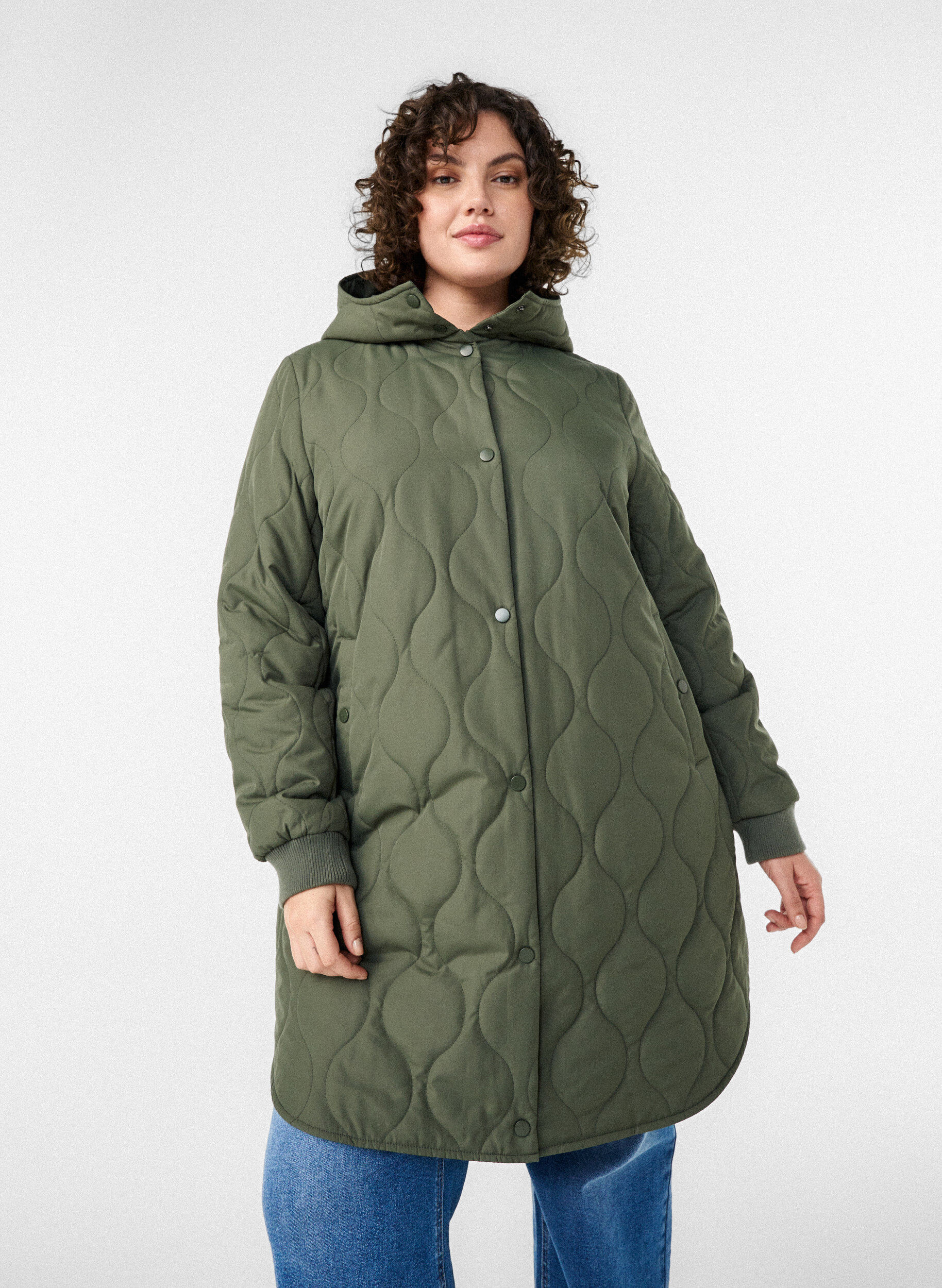 Zizzi Mittellange Steppjacke mit Kapuze, Gr&uuml;n, Model image number 3