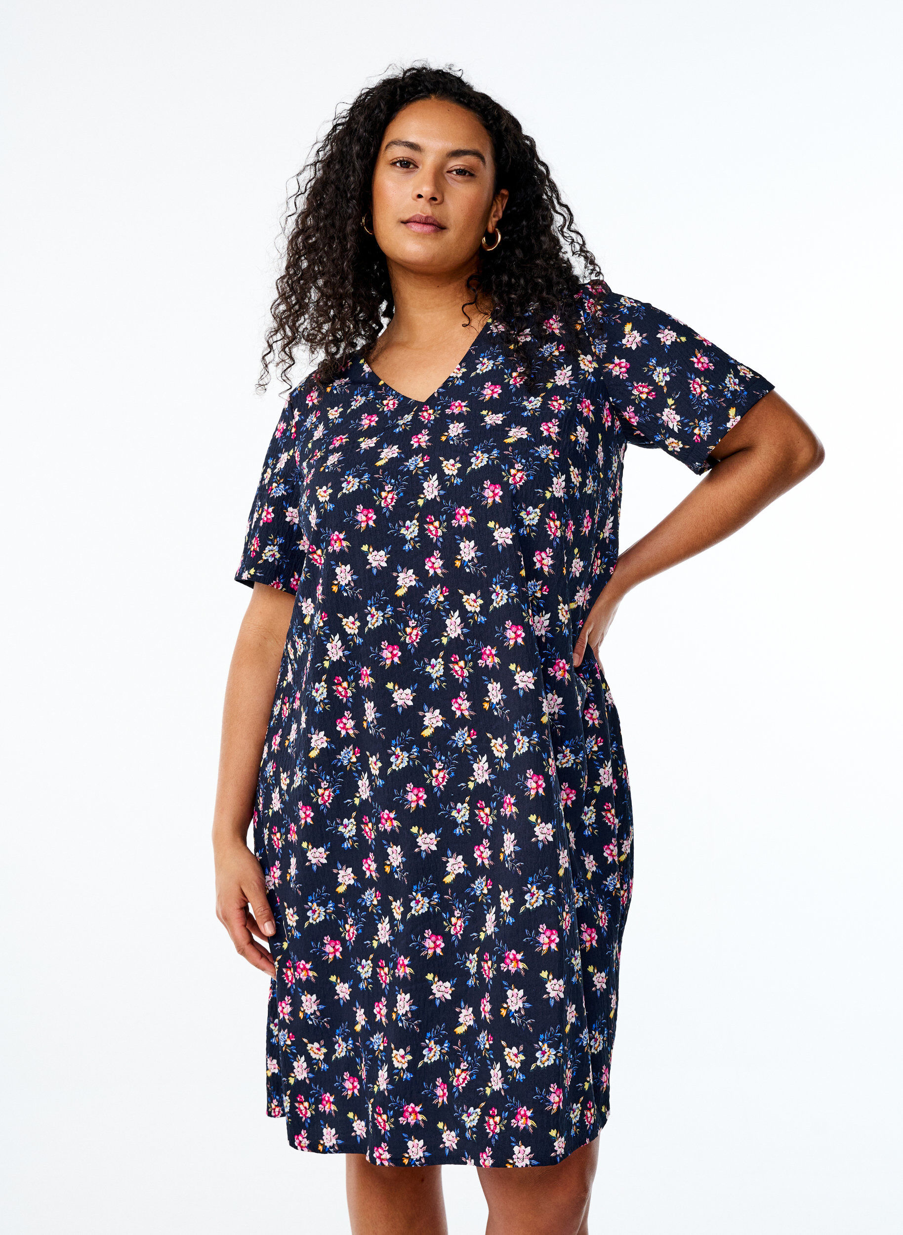 Zizzi FLASH - Kleid mit kurzen &Auml;rmeln und V-Ausschnitt, Blau, Model image number 0