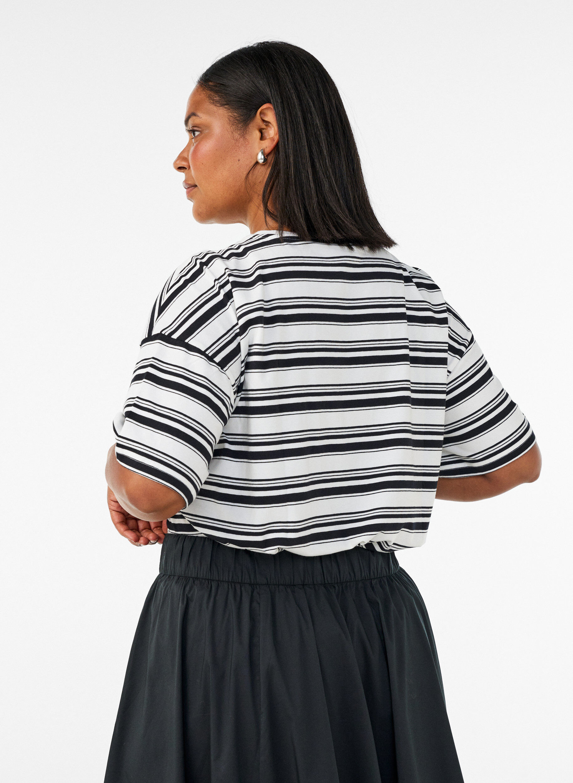 ZizziKastiges T-Shirt mit Streifenmuster, Schwarz, Model image number 2