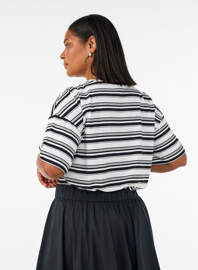 Kastiges T-Shirt mit Streifenmuster, Schwarz, Model image number 2