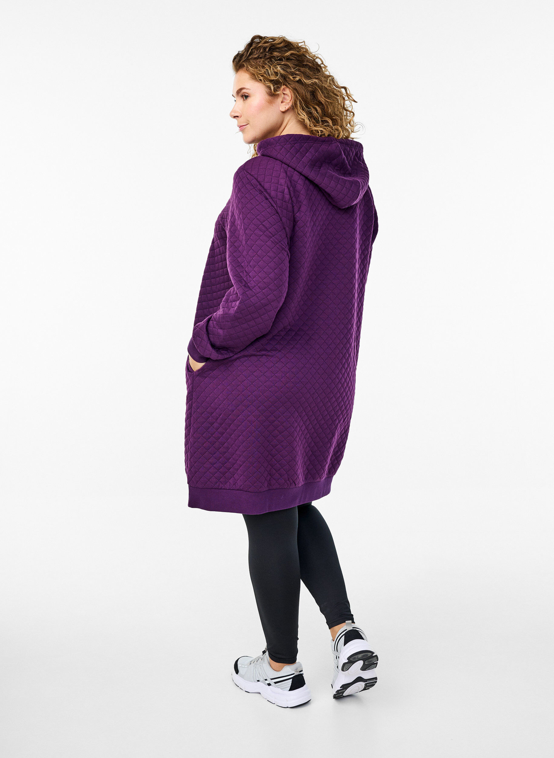 Zizzi Langer gesteppter Sport-Cardigan mit Rei&szlig;verschluss, Lila, Model image number 2