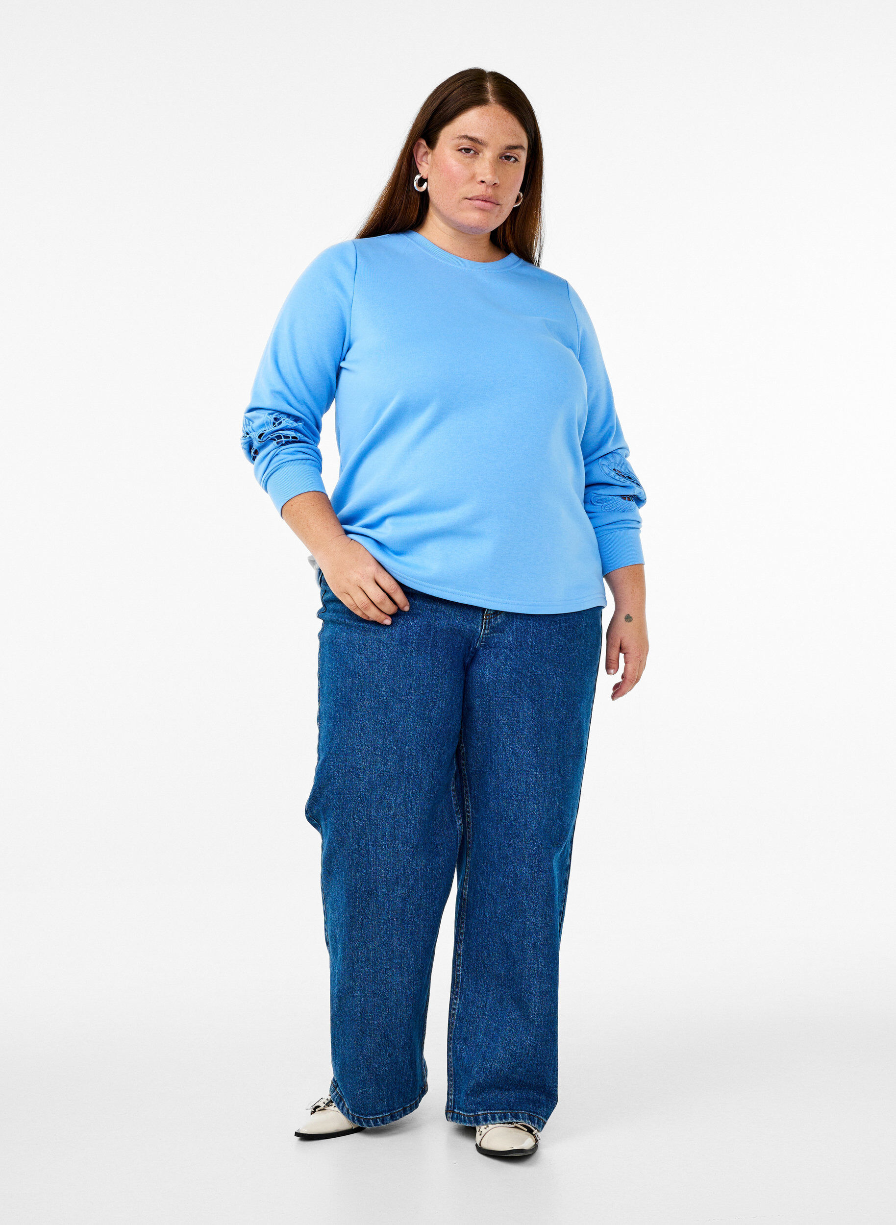 Zizzi Sweatshirt mit aufgestickten Cut-Outs, Della Robbia Blue, Model image number 2