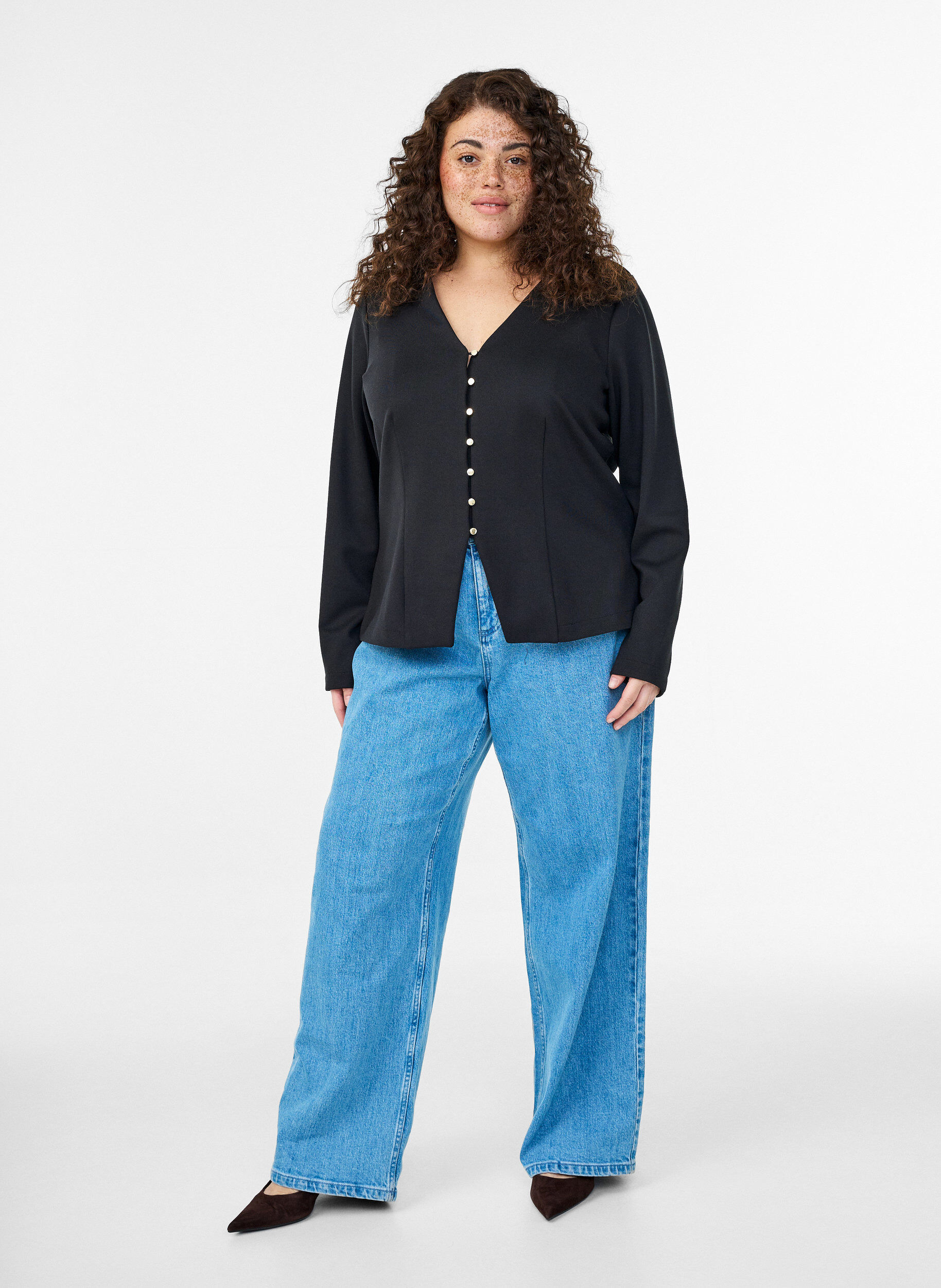 Zizzi Strickjacke mit V-Ausschnitt und goldfarbenen Kn&ouml;pfen, Schwarz, Model image number 1