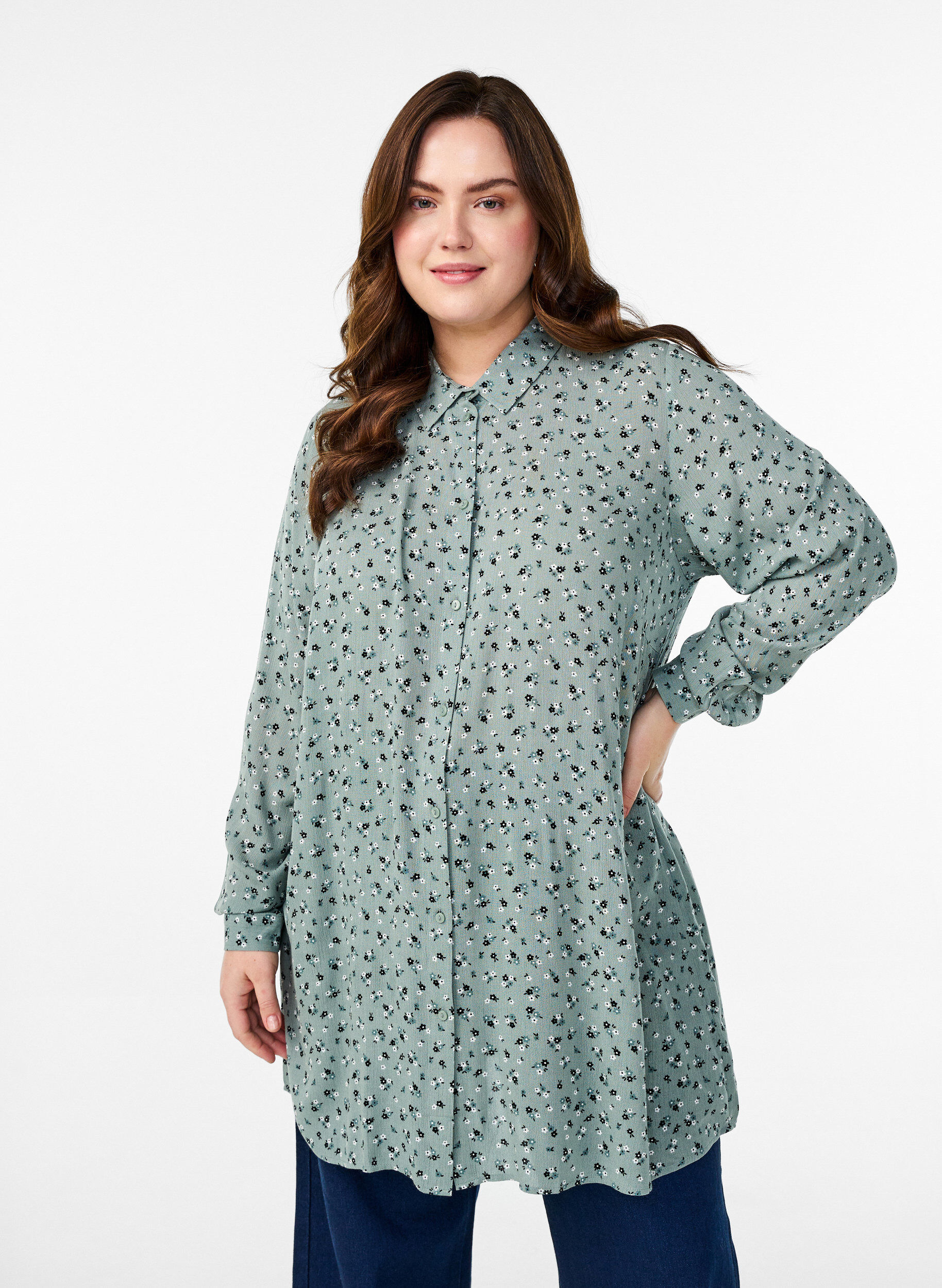 Zizzi Lange Bluse mit gebl&uuml;mtem Print, Gr&uuml;n, Model image number 0