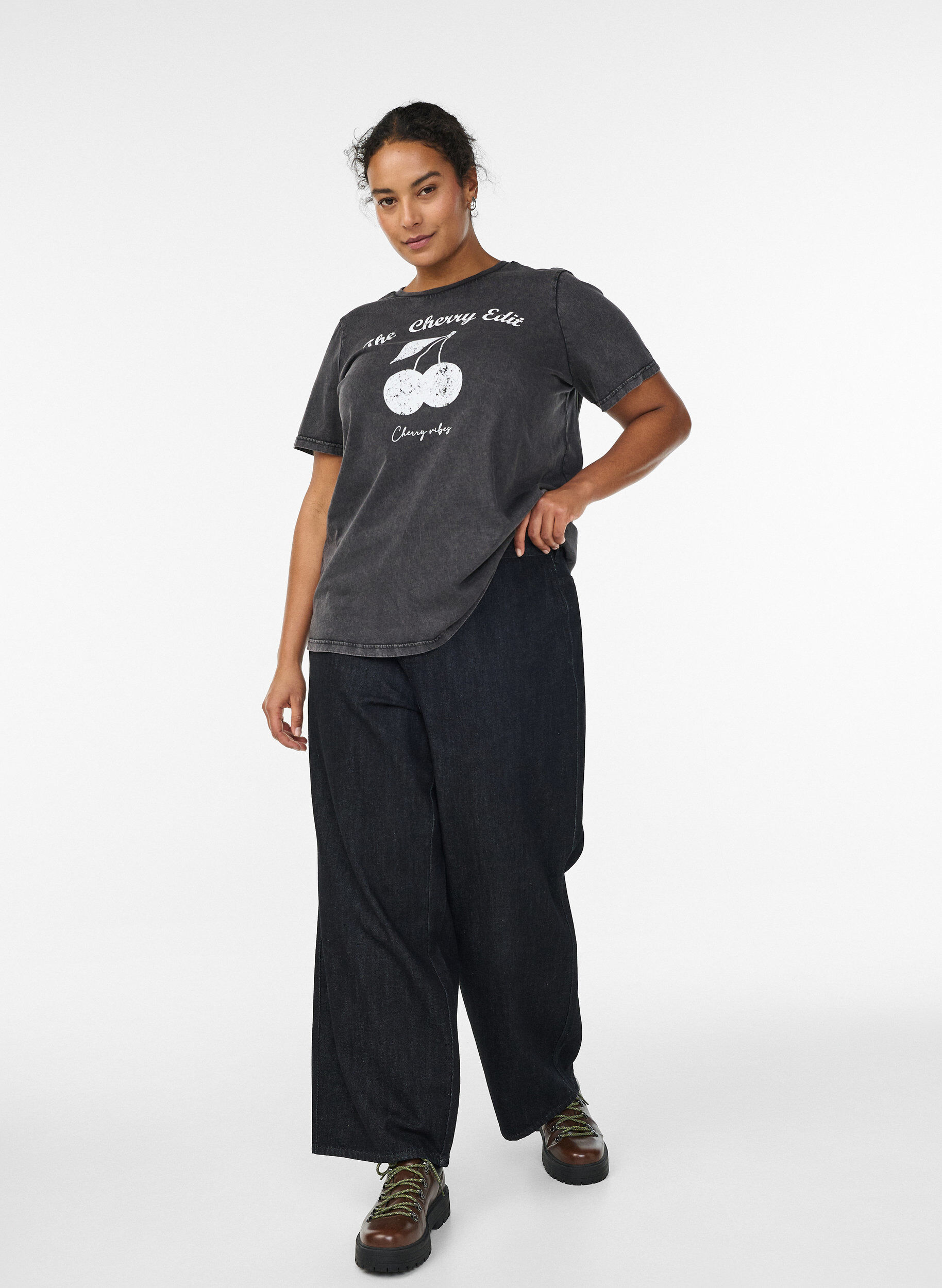 Zizzi T-Shirt aus Bio-Baumwolle mit Print, Grau, Model image number 1