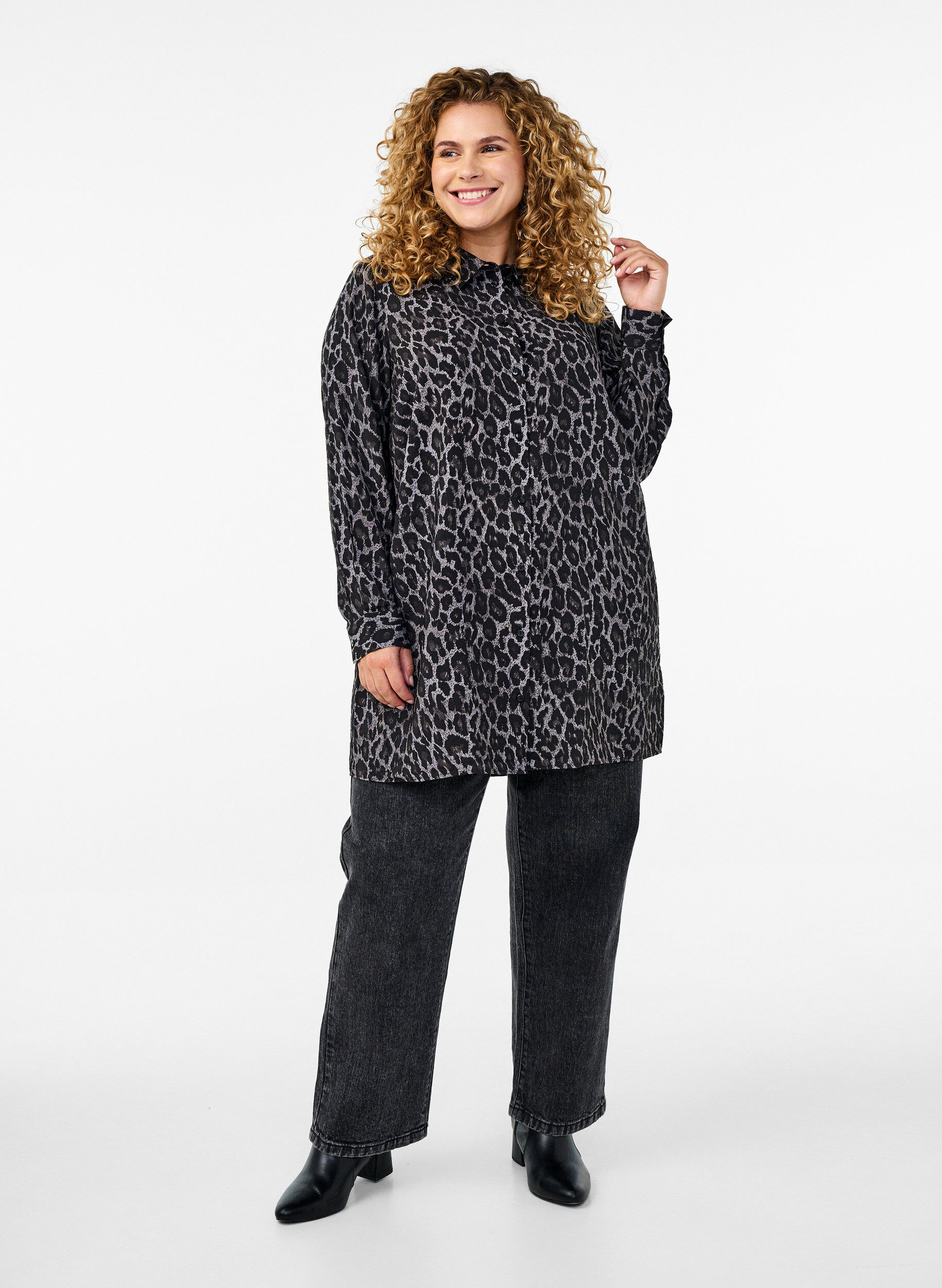 Zizzi Lange Bluse mit Leopardenmuster, Grau, Model image number 1