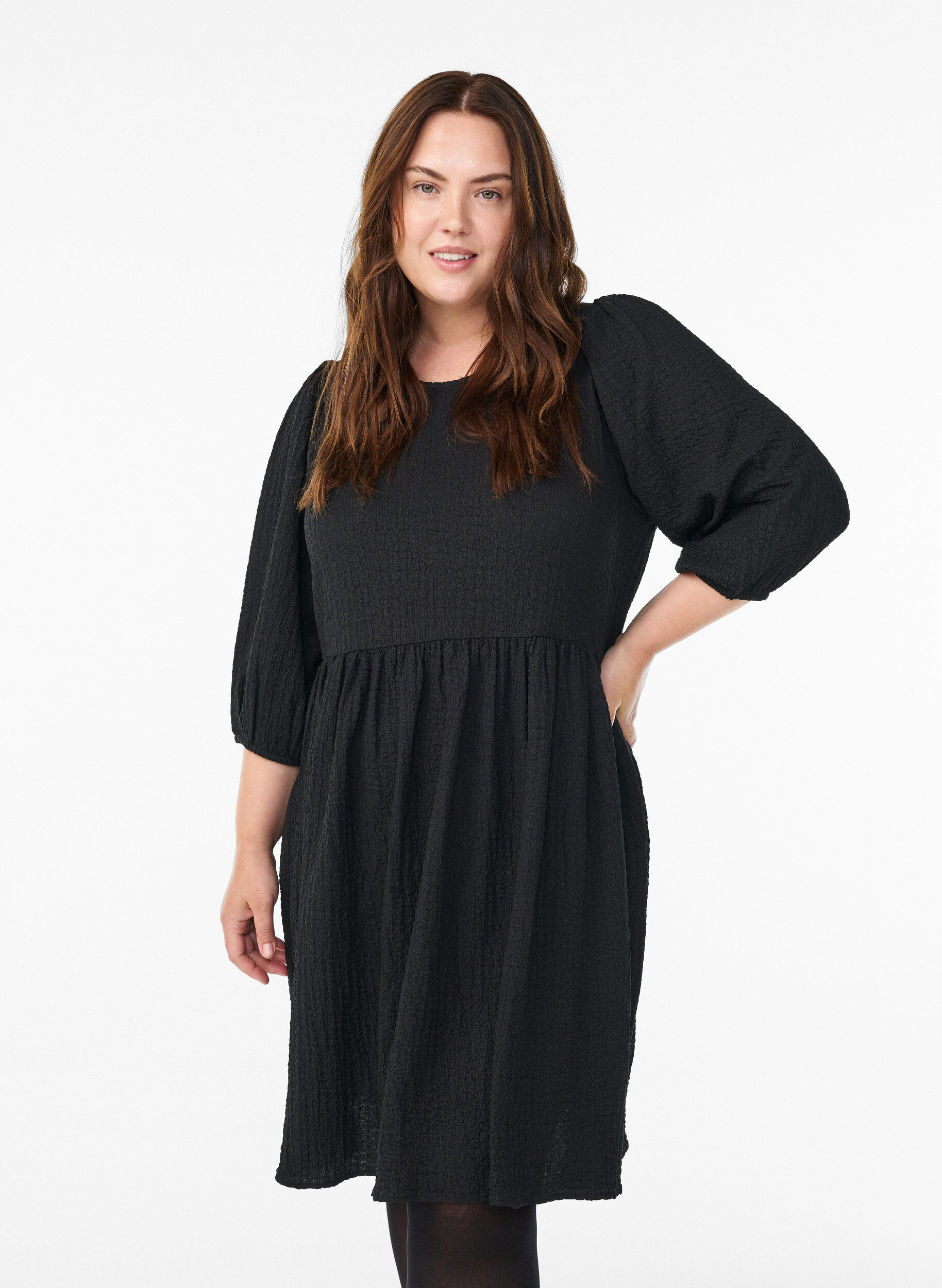 Zizzi Kurzes Kleid aus strukturiertem Stoff mit 3/4-&Auml;rmeln, Schwarz, Model image number 0