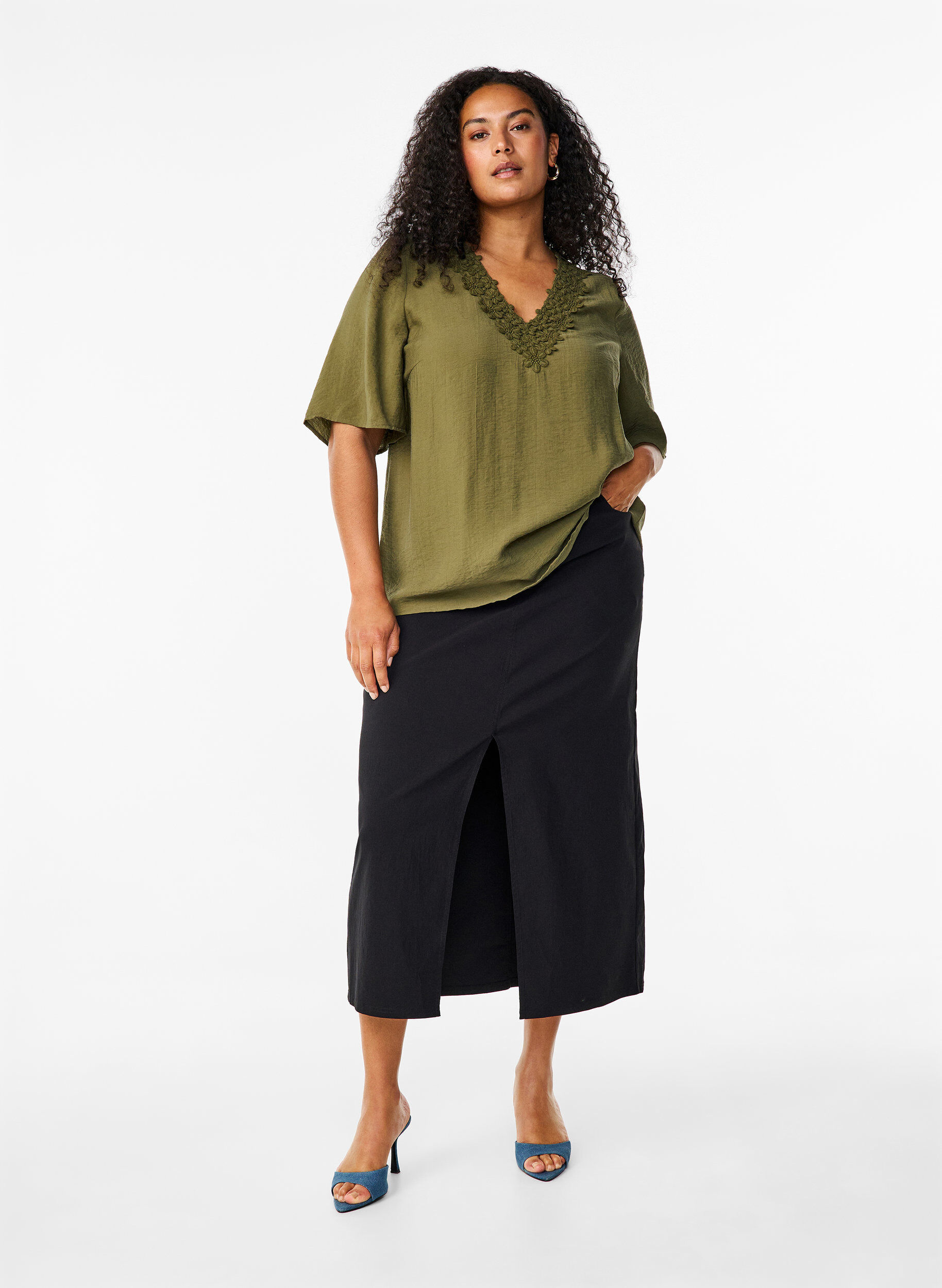 Zizzi Viskose-Bluse mit V-Ausschnitt und Stickdetail, Gr&uuml;n, Model image number 1