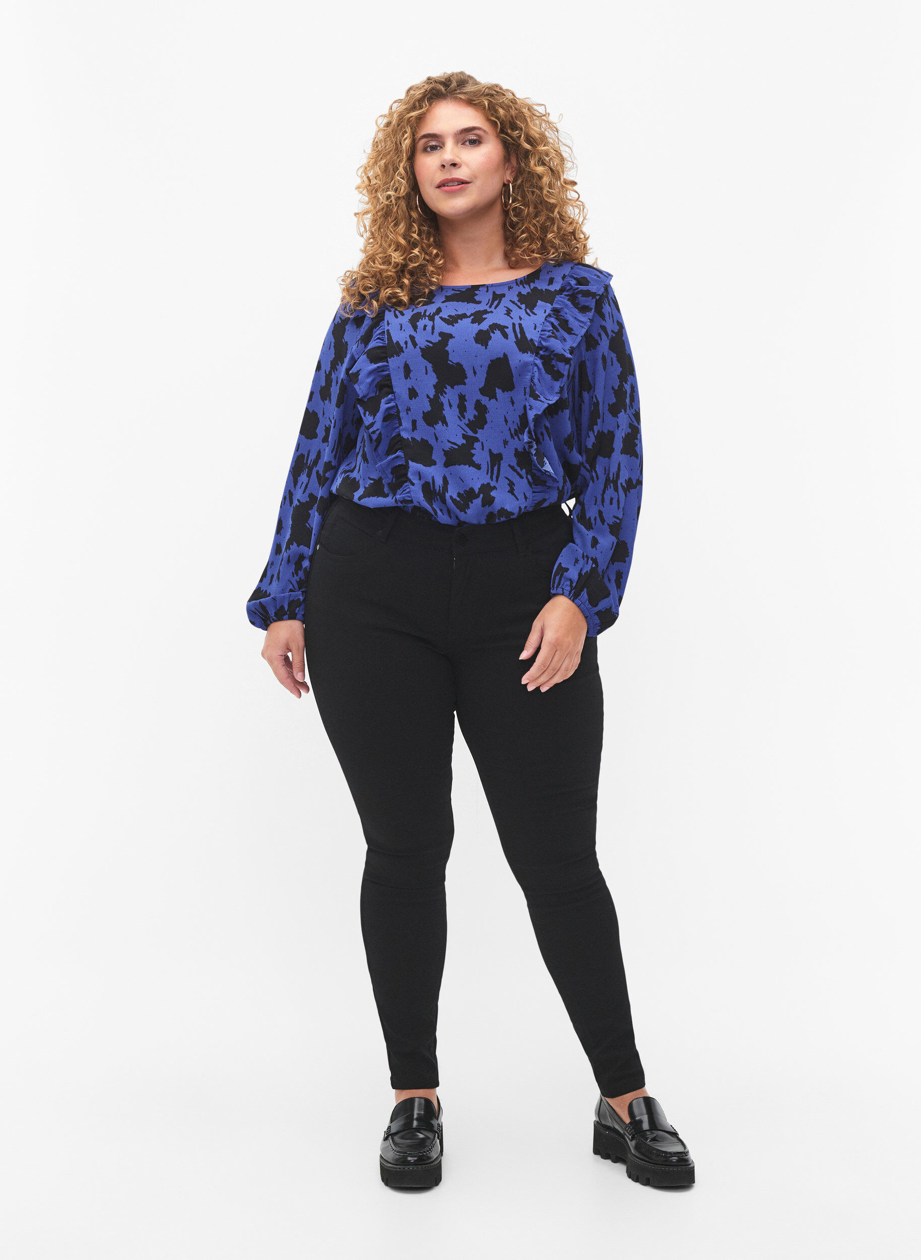 Zizzi Lang&auml;rmelige Bluse mit R&uuml;schen, Black Blue AOP, Model image number 2