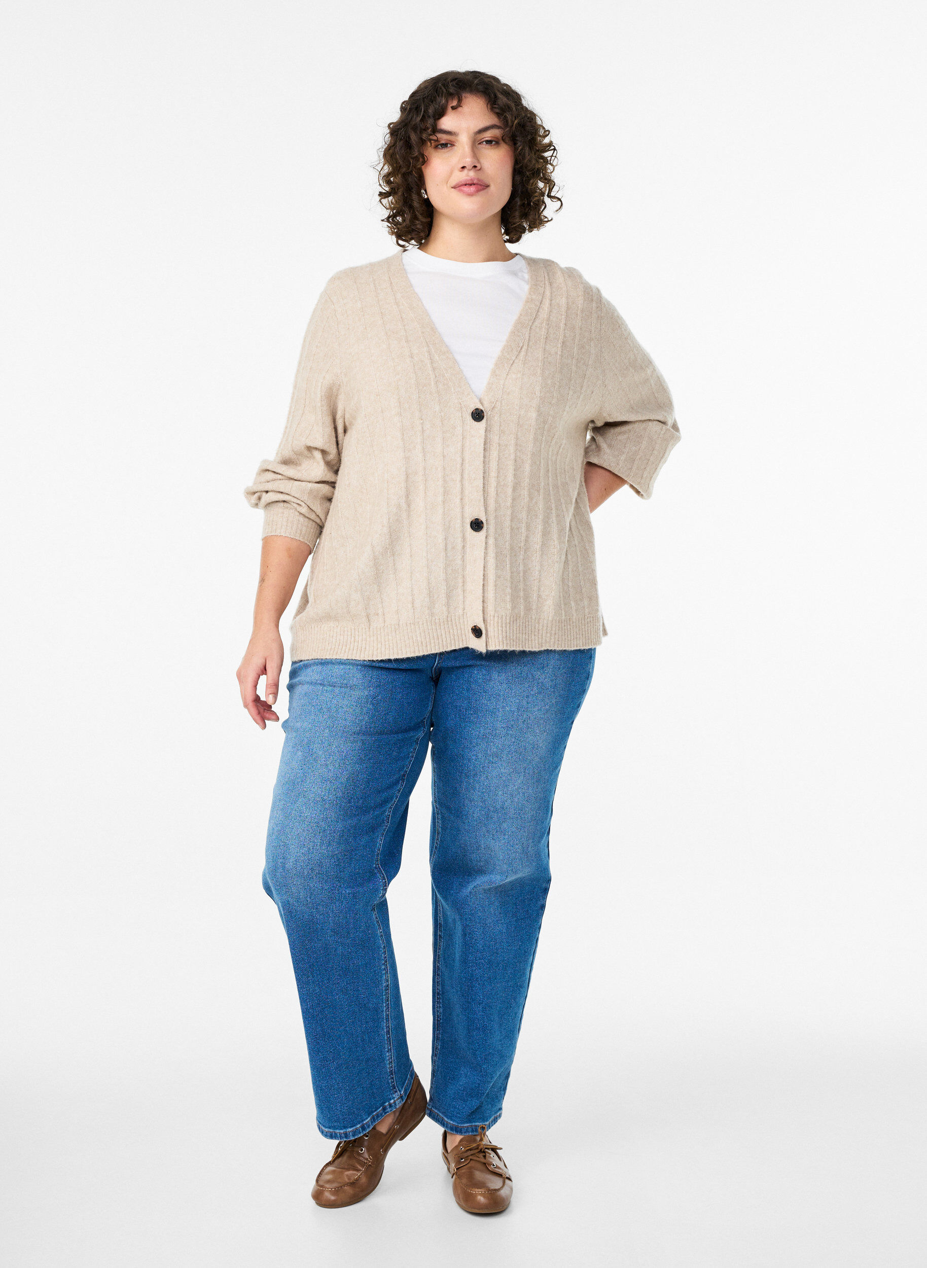 Zizzi Strickjacke mit Rippstruktur und Ballon&auml;rmeln, Beige, Model image number 1