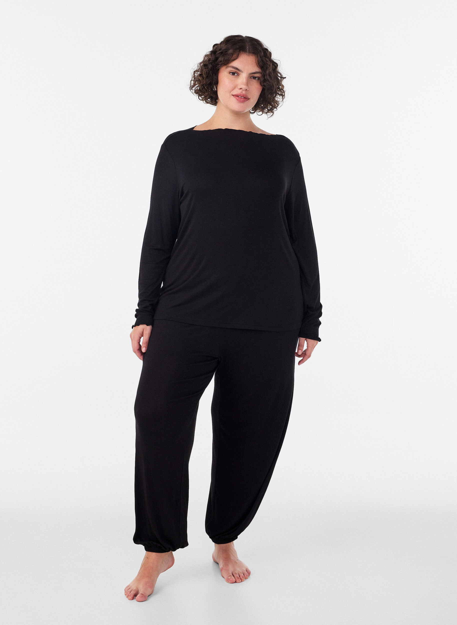 ZizziNacht-Top aus Viskose mit langen &Auml;rmeln, Schwarz, Model image number 1