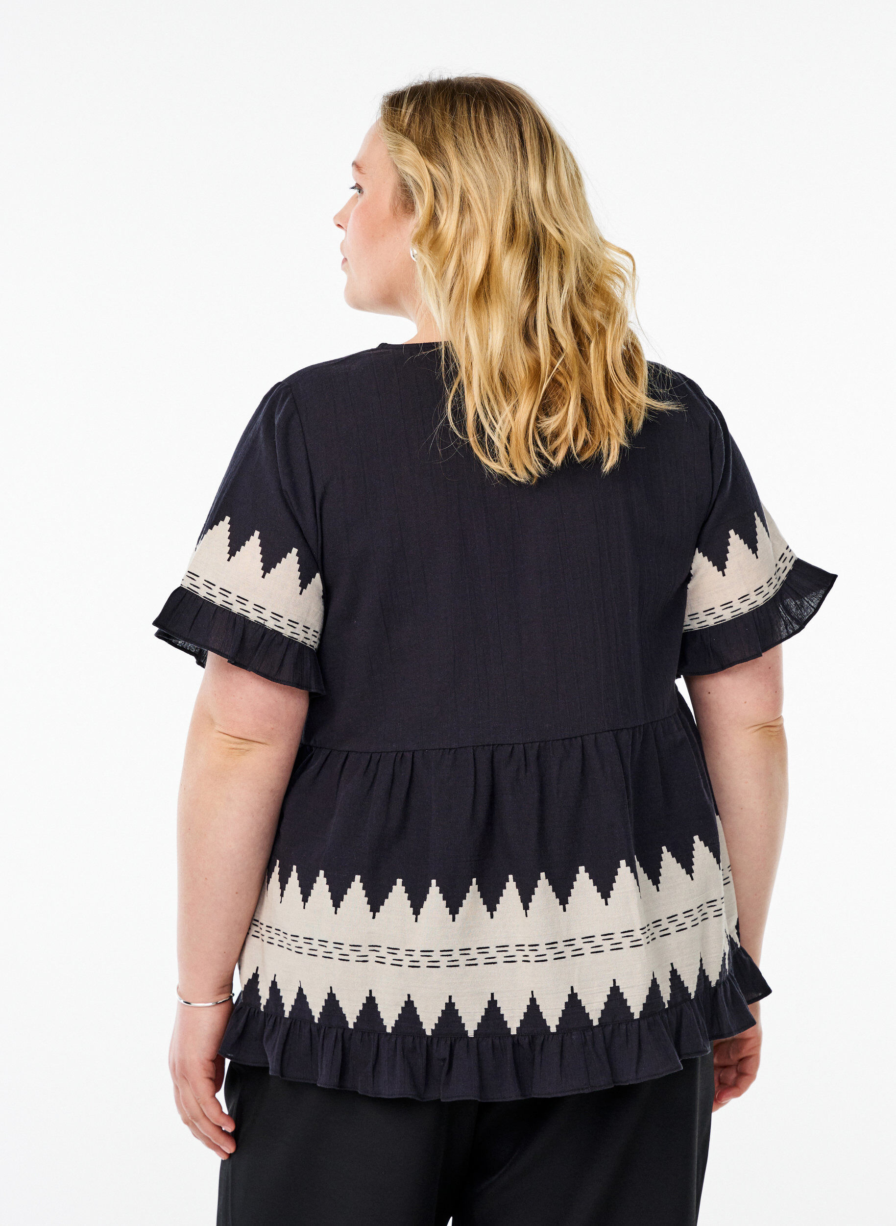 Zizzi Kurze Bluse mit R&uuml;schen und Grafikmuster, Schwarz, Model image number 2