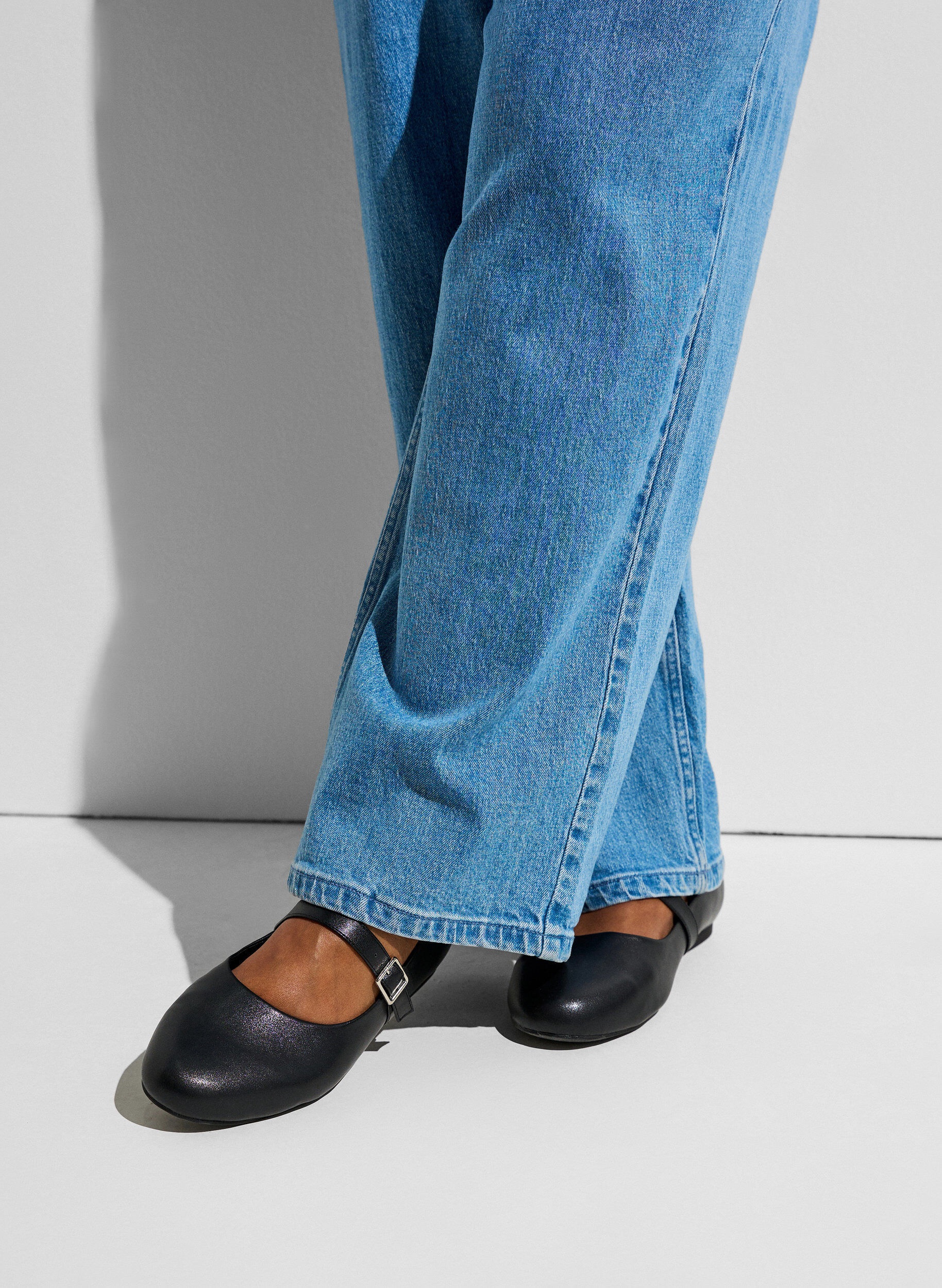 Ballerina aus Kunstleder mit Riemchen, Schwarz, Model