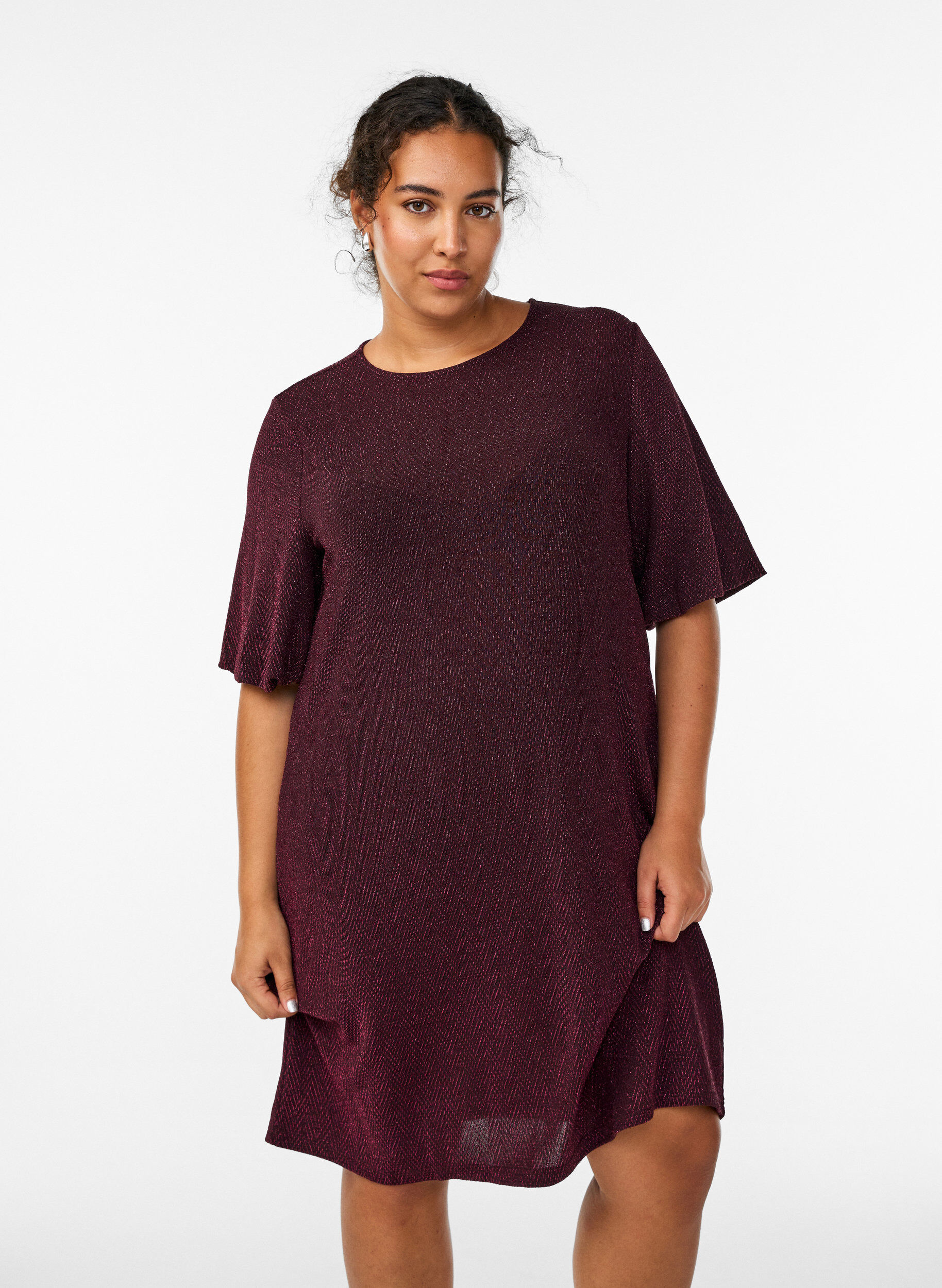 Kurzes Kleid mit einem Glitzermuster, Dunkles Bordeaux, Model